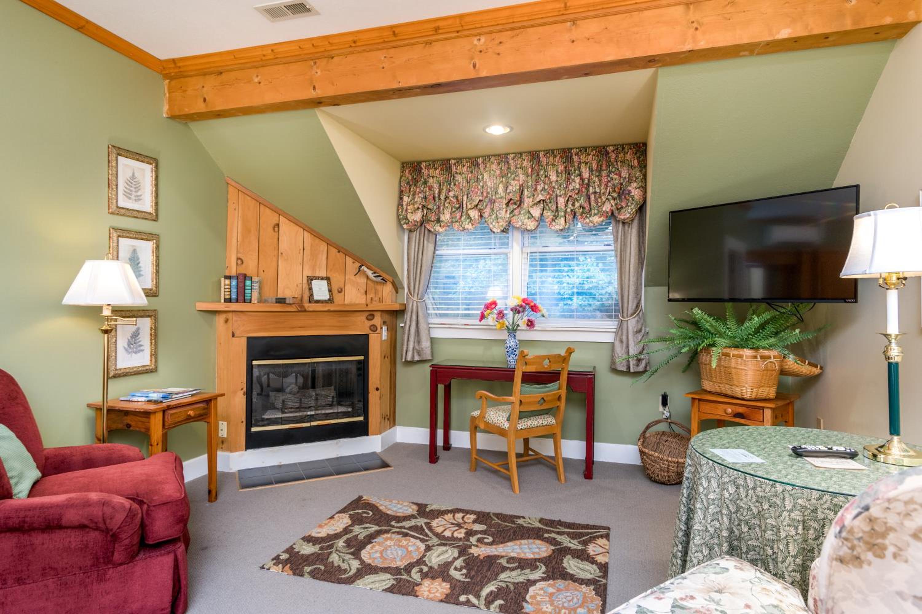 Woodward House Room with Fireplace - Photo 5