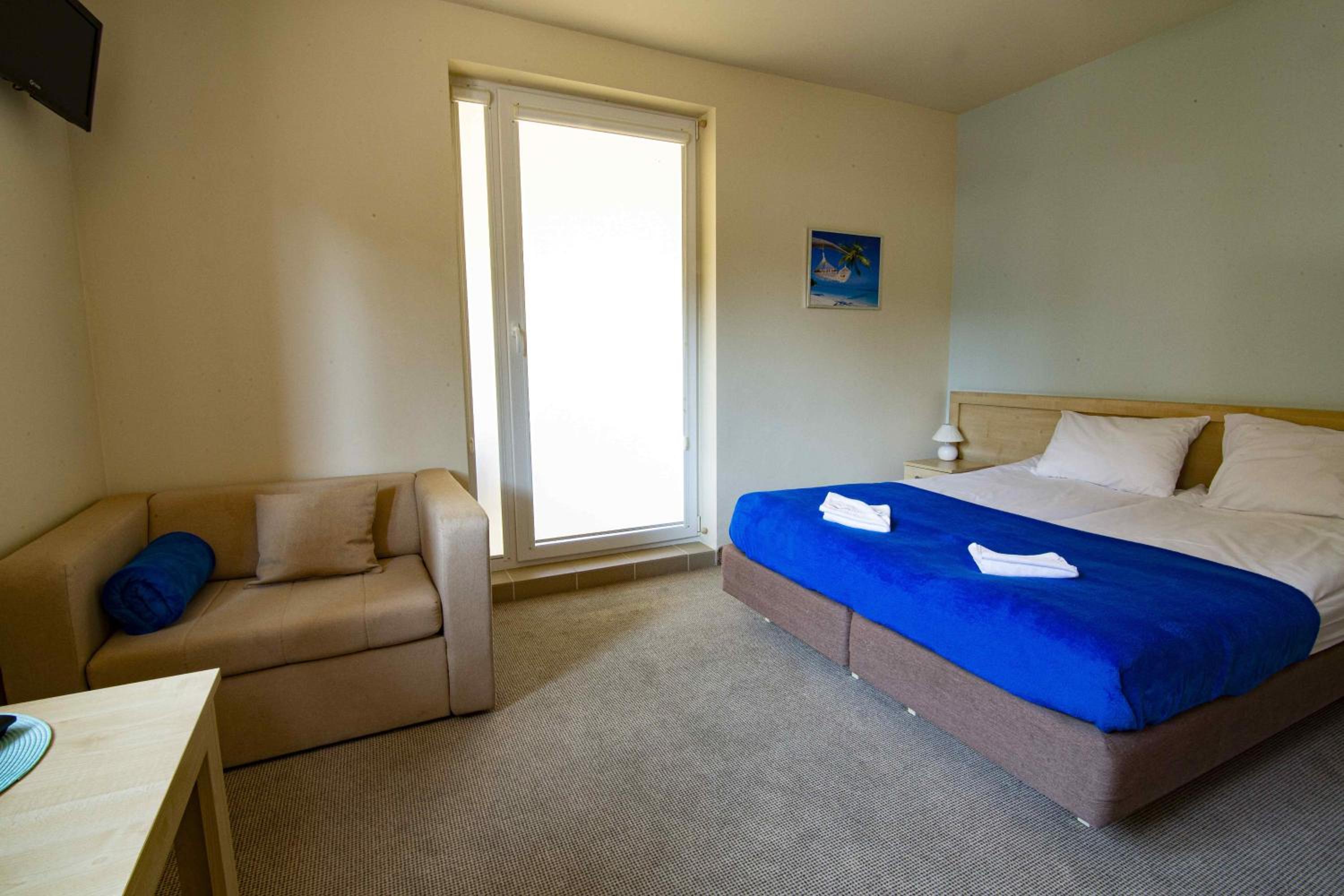 Deluxe Double Room (2 Adults + 1 Child) - Photo 27