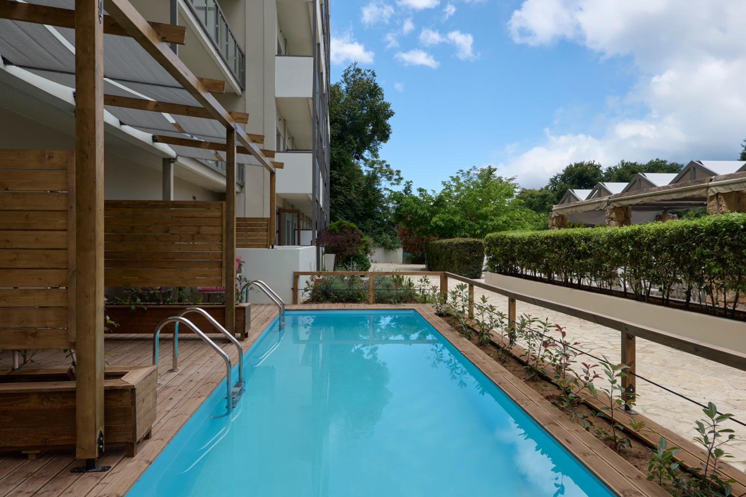 Double or Twin Room with Sharing Pool photo 1