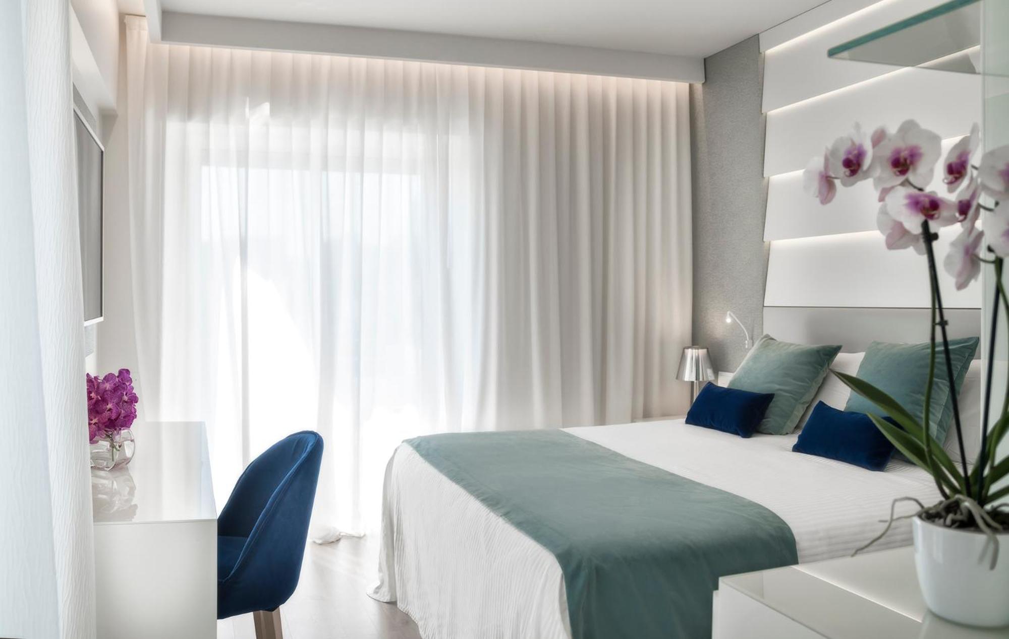 Luxury Sea View with Sofa Bed - Photo 2