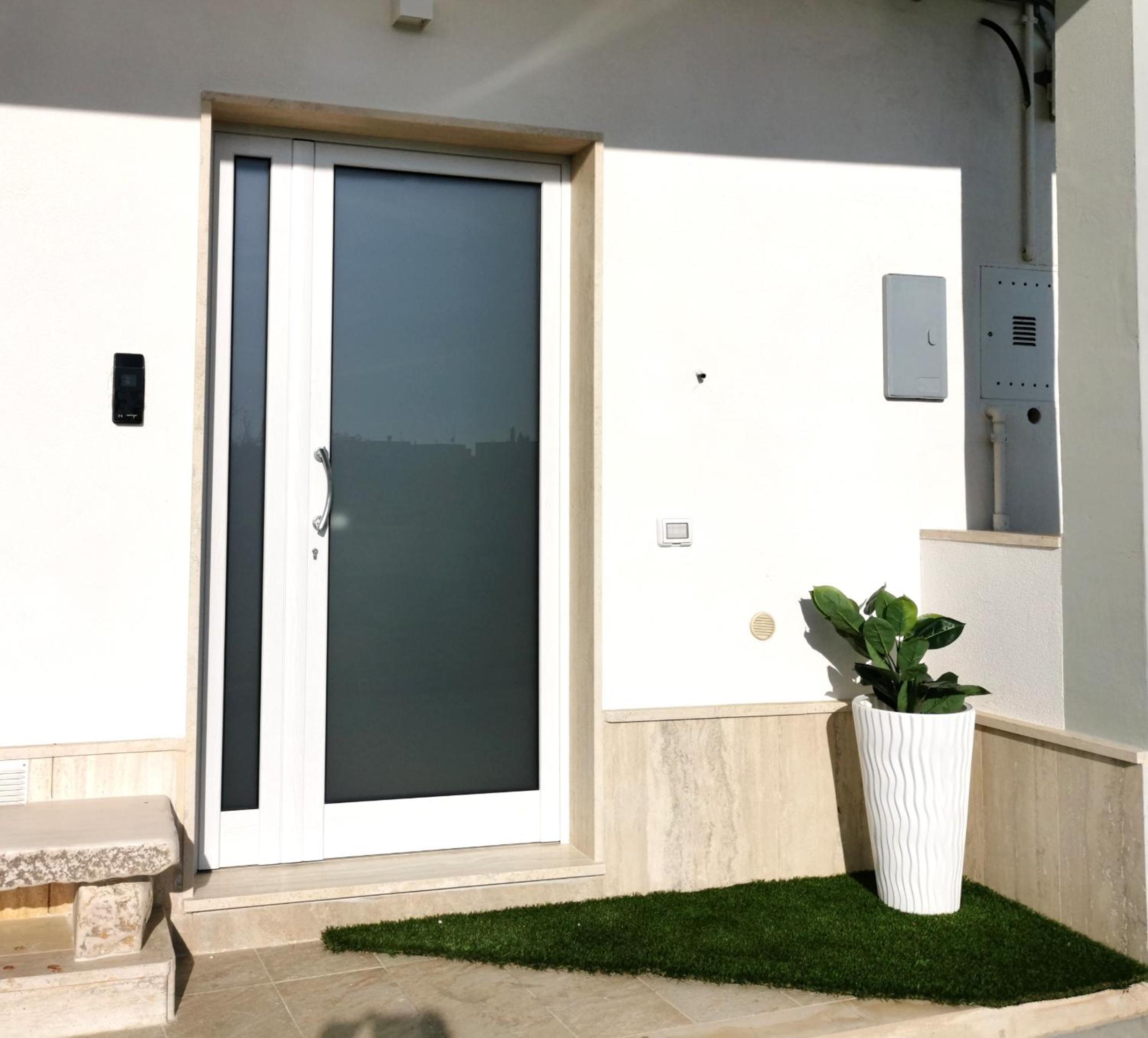 One-Bedroom House - Photo 2