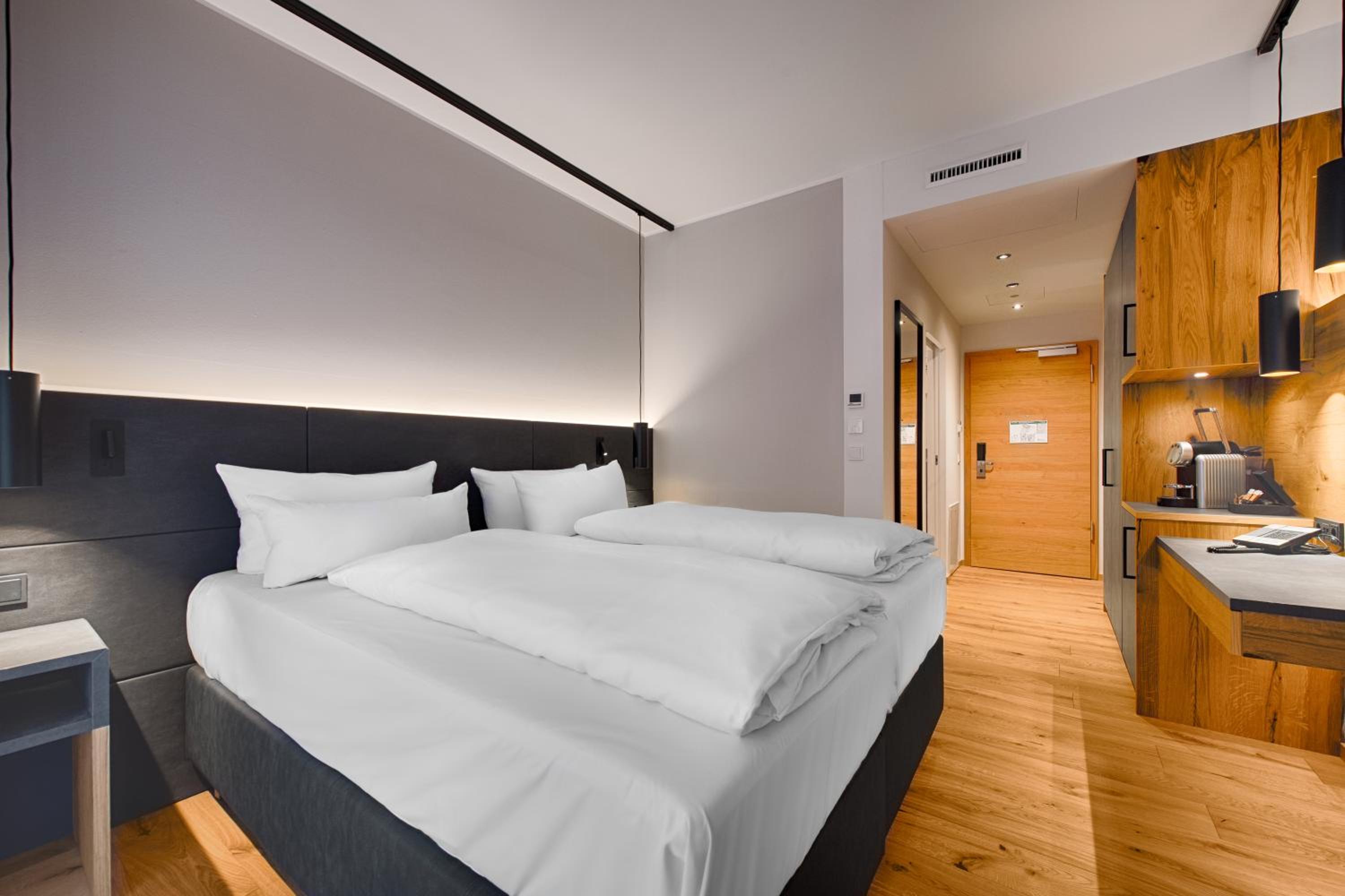 Double or Twin Room with Balcony - Photo 3