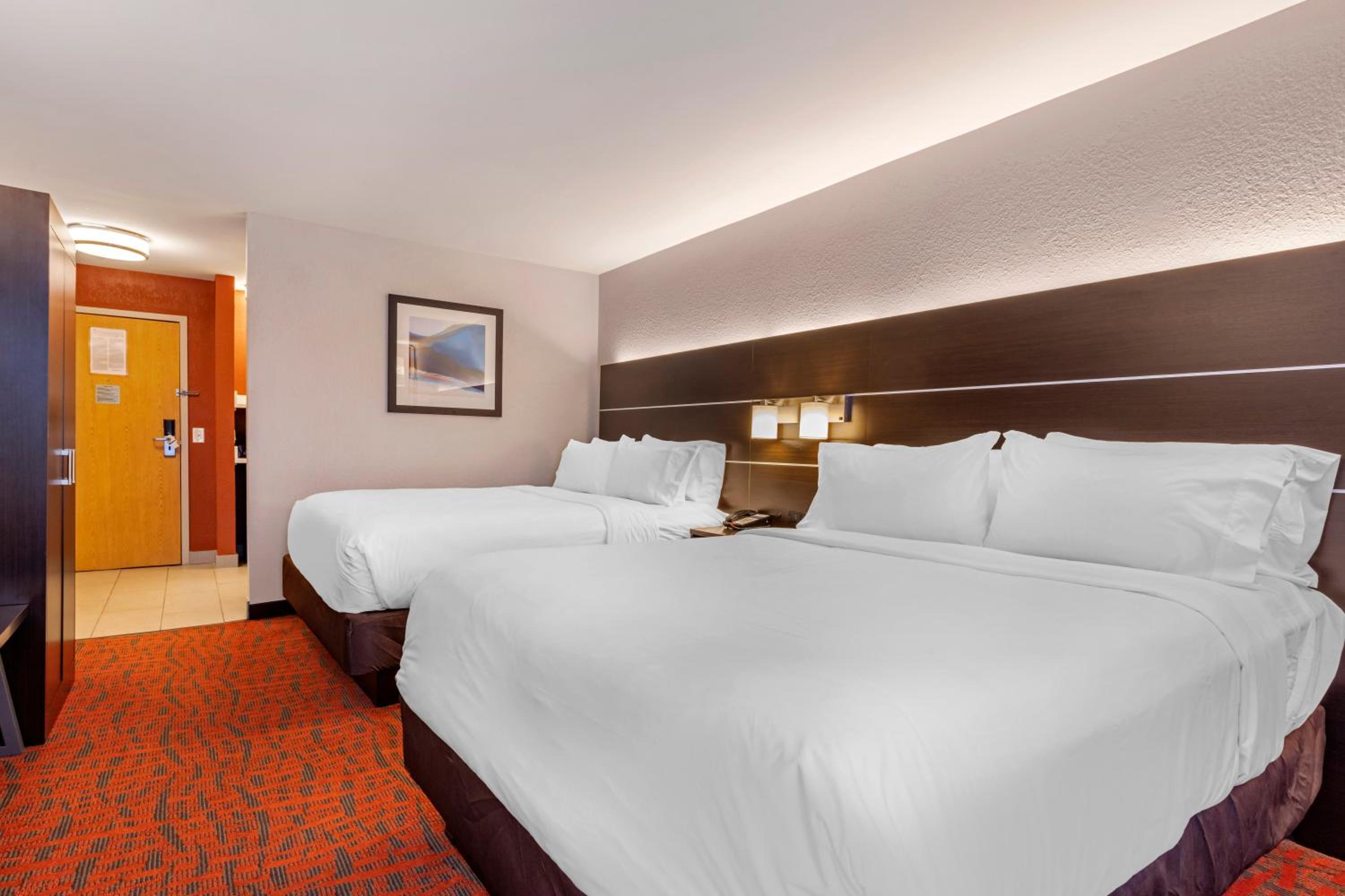 Standard Queen Room with Two Queen Beds - Photo 4