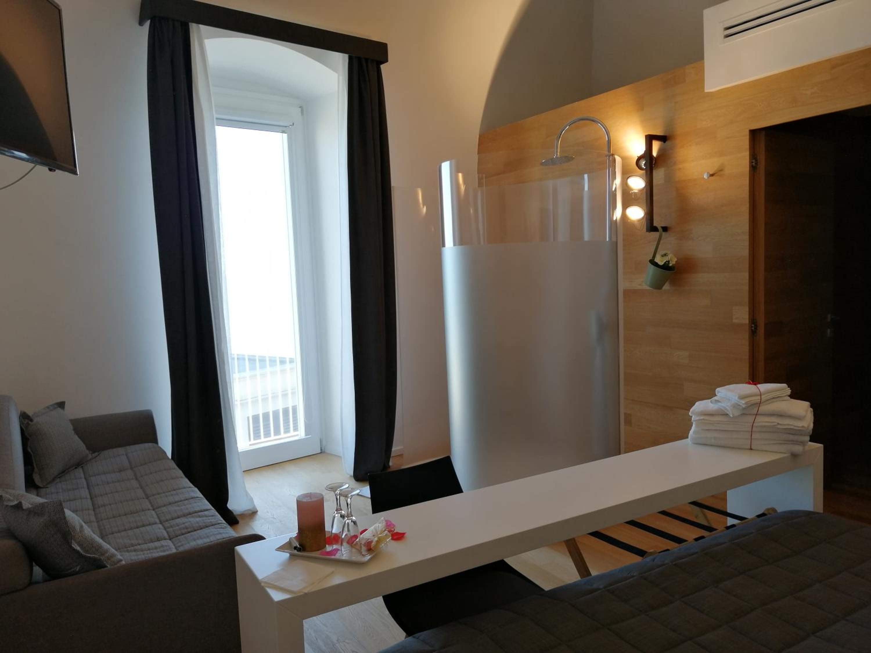 Suite with Spa Access - Photo 24