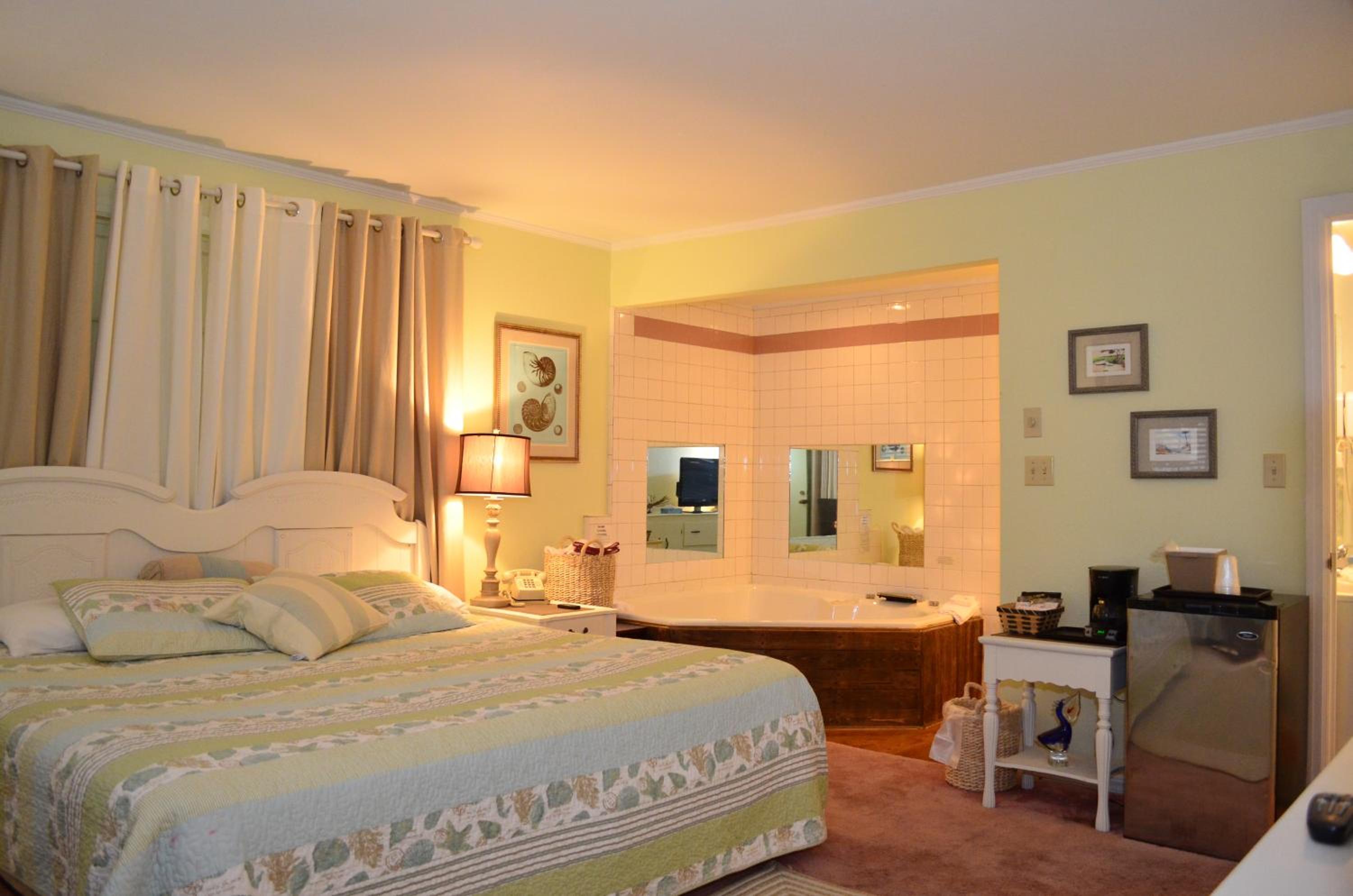 King Suite with Spa Bath - Photo 2
