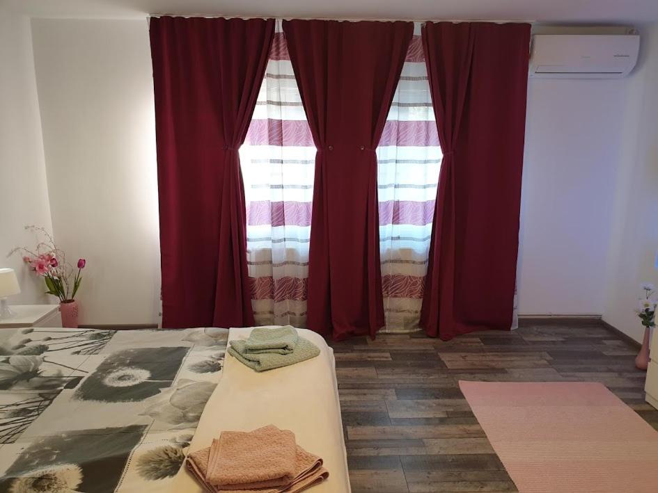 One-Bedroom Apartment - Photo 2