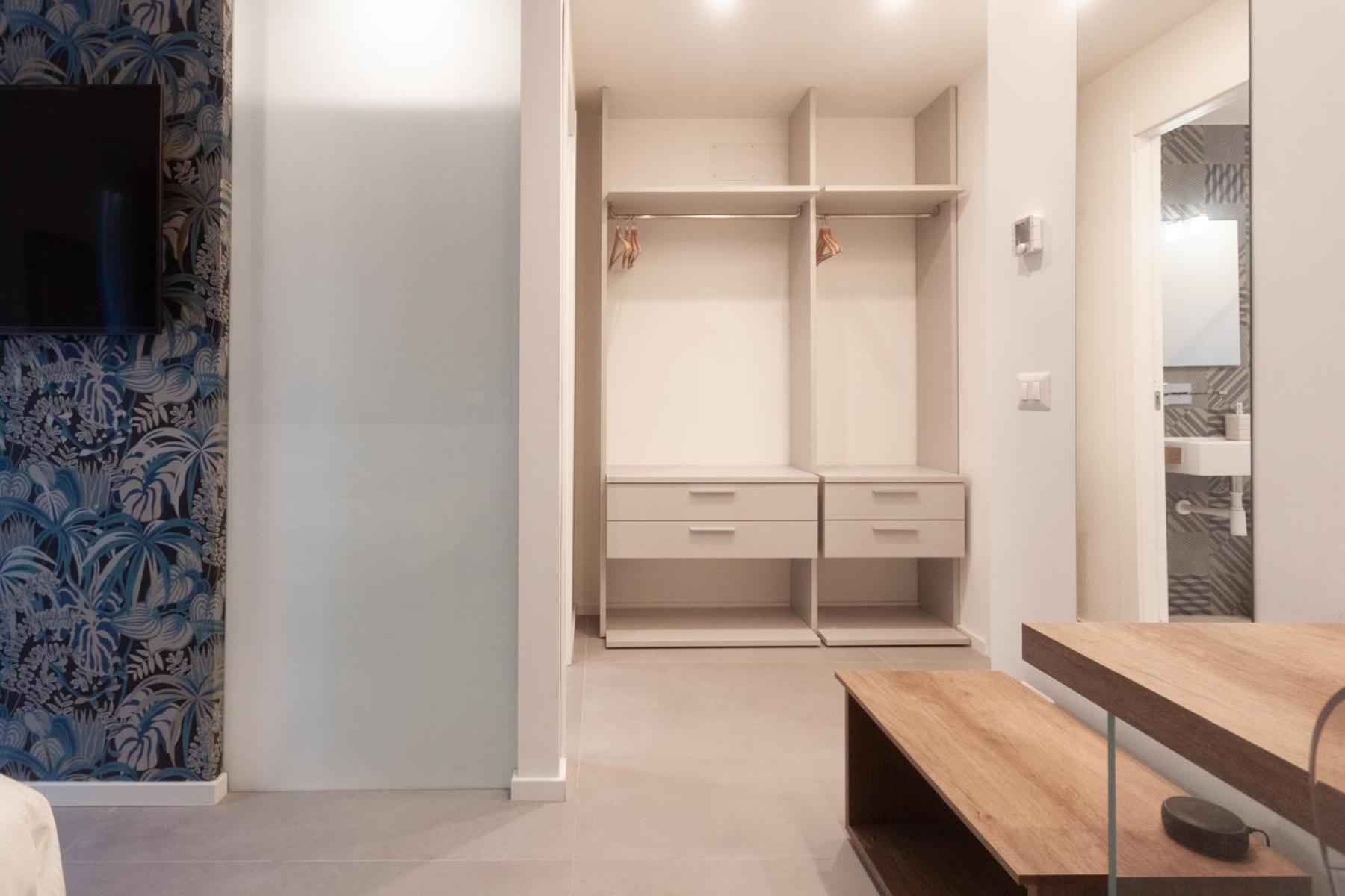 Double Room with Balcony - Photo 6