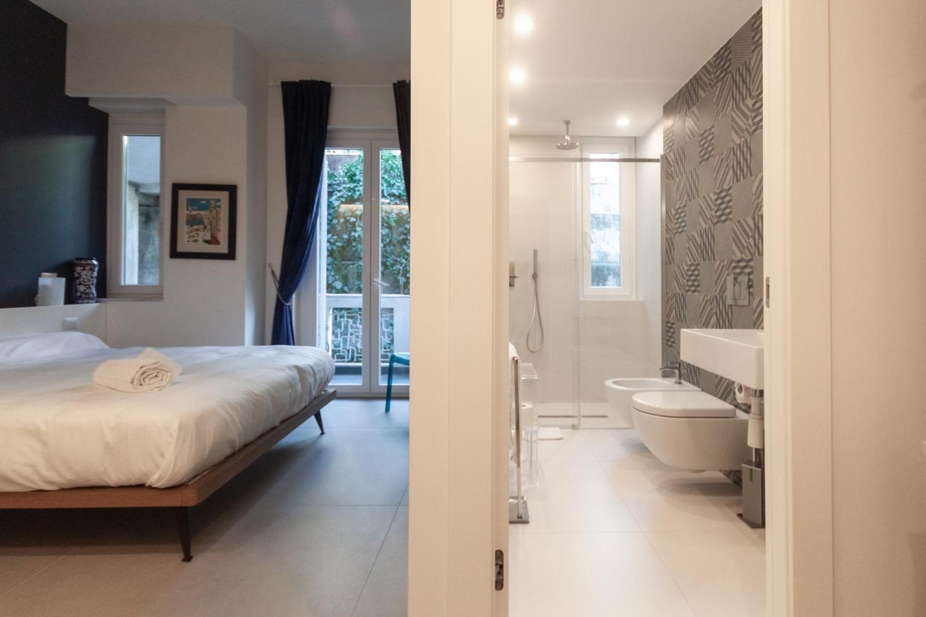 Double Room with Balcony - Photo 3