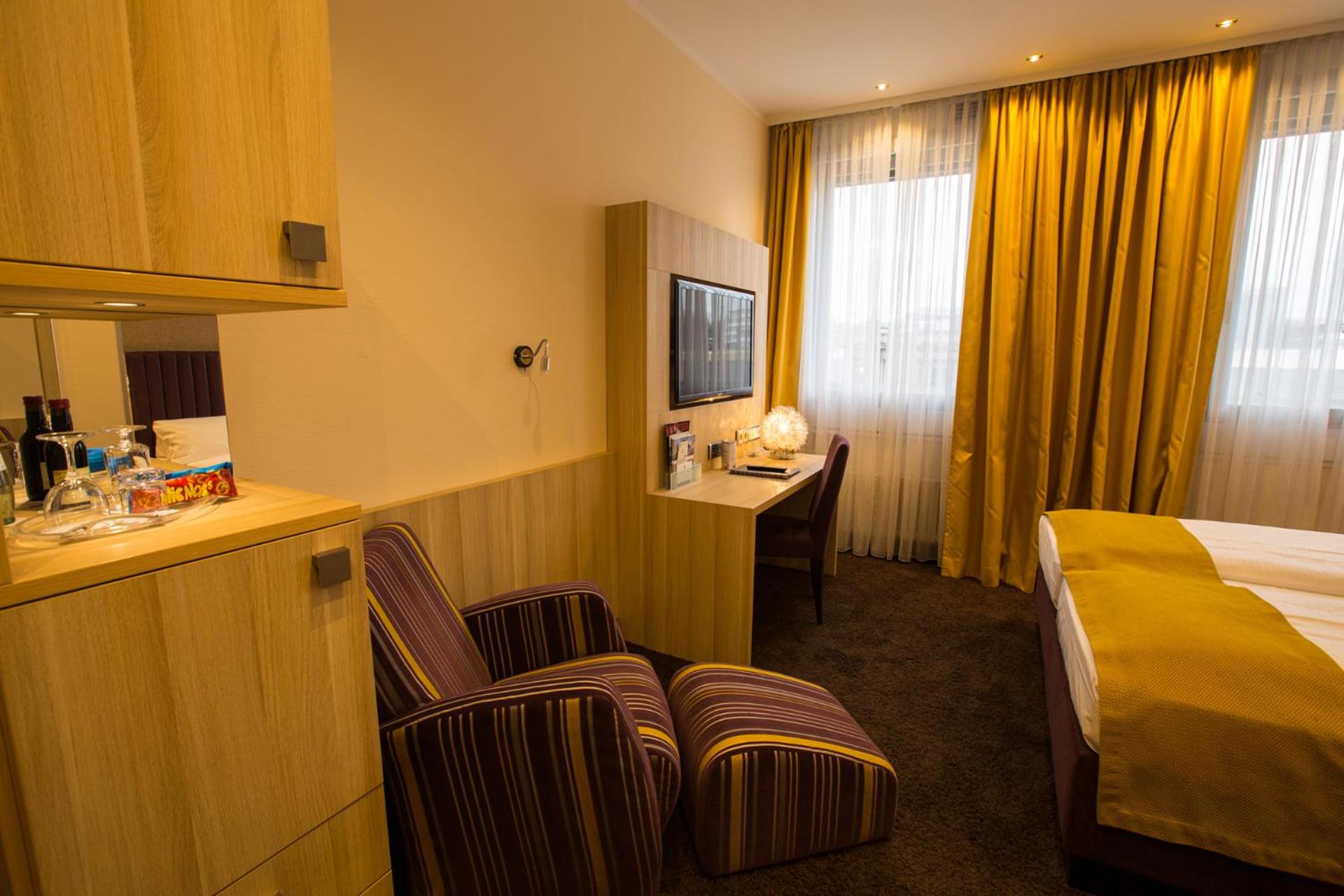 Comfort Double Room thumbnail 6