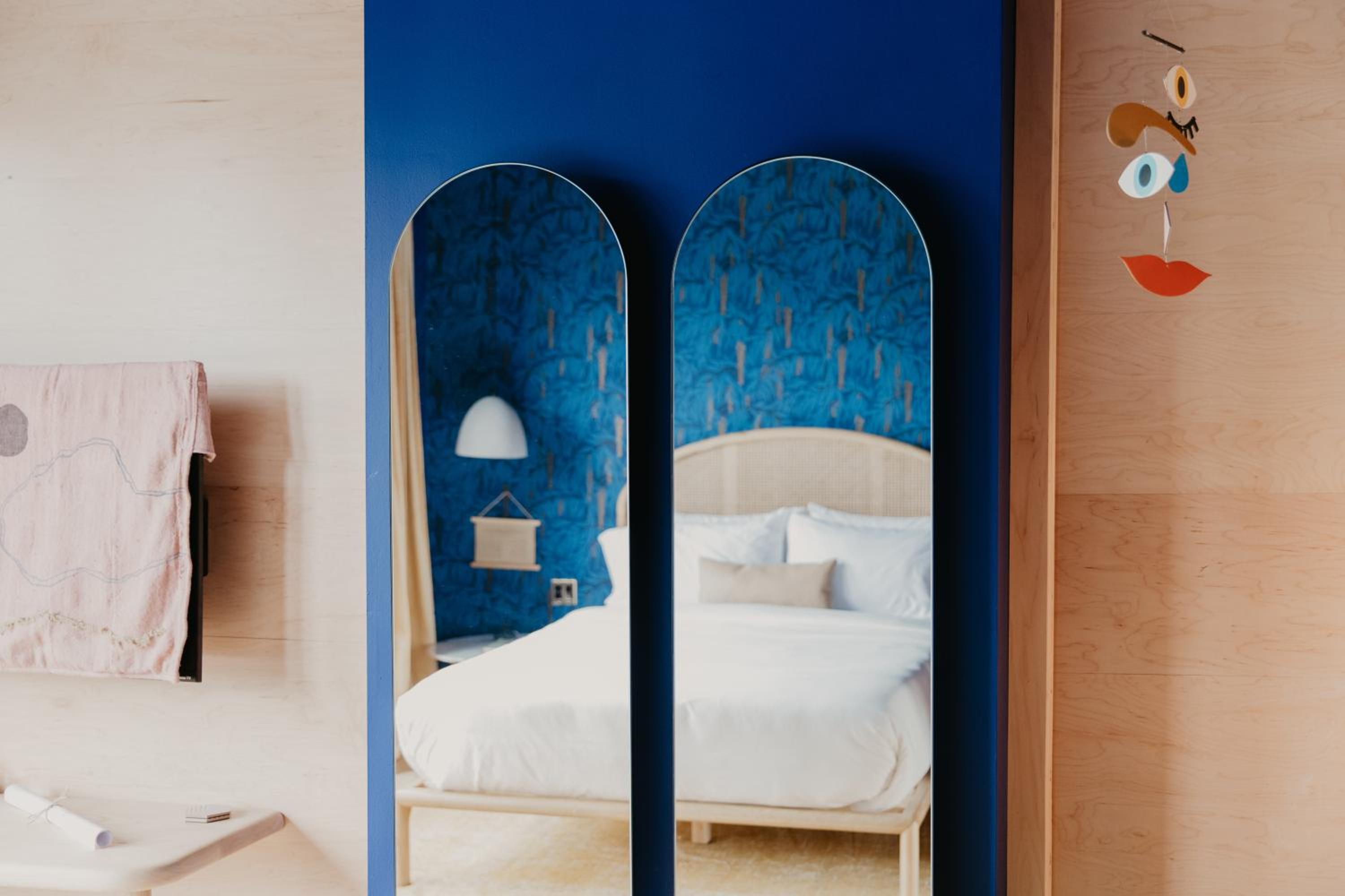 Deluxe Queen Room - Photo 11