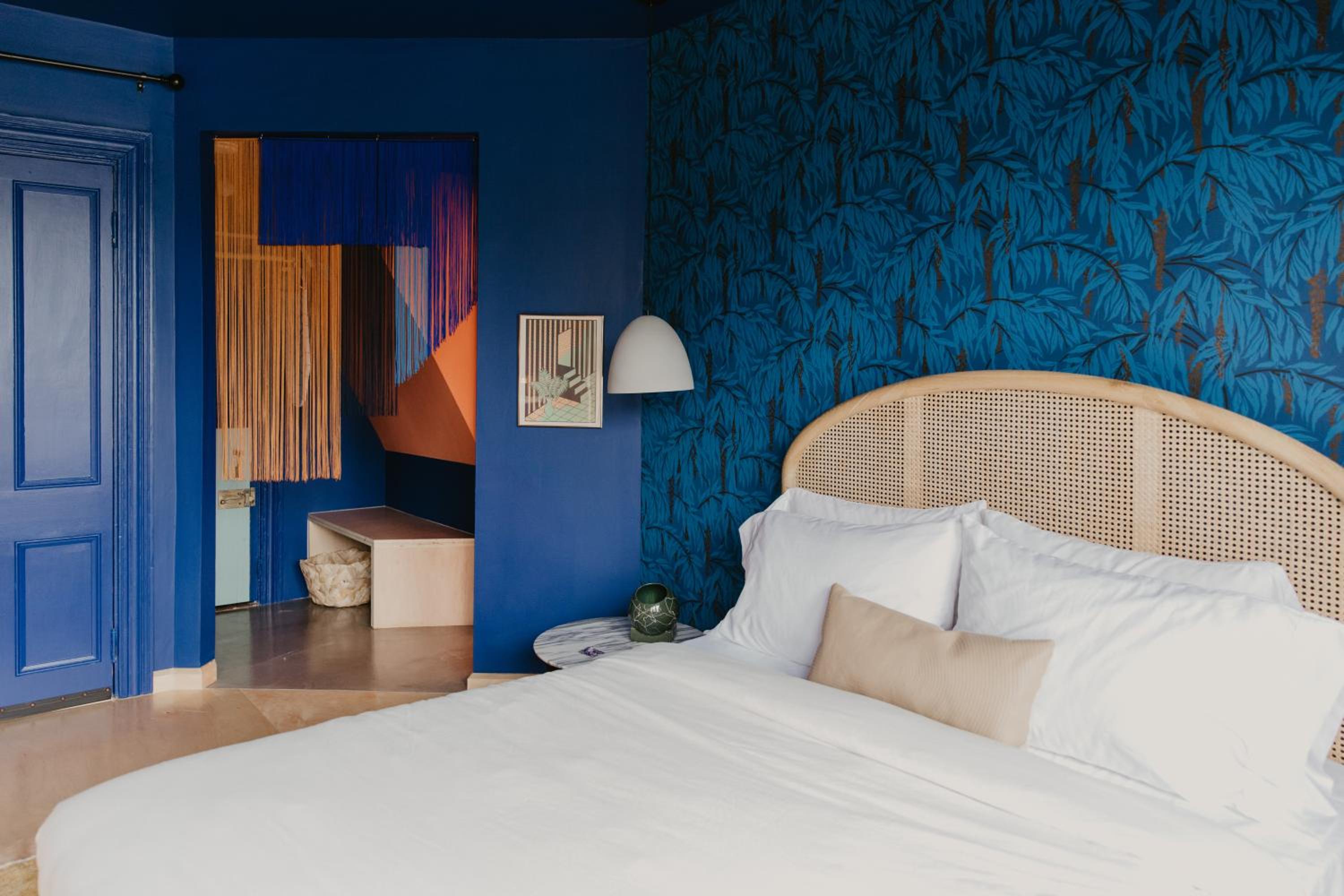 Deluxe Queen Room - Photo 13
