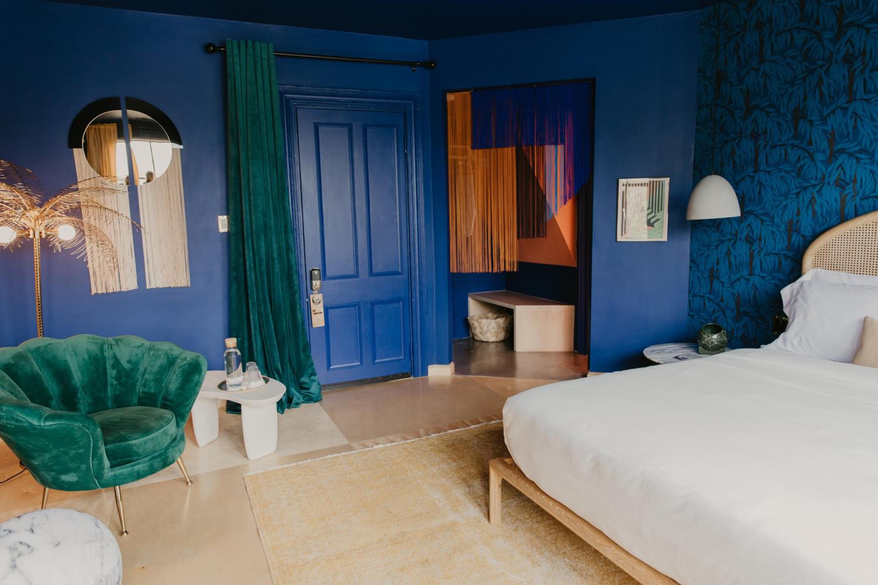 Deluxe Queen Room - Photo 8