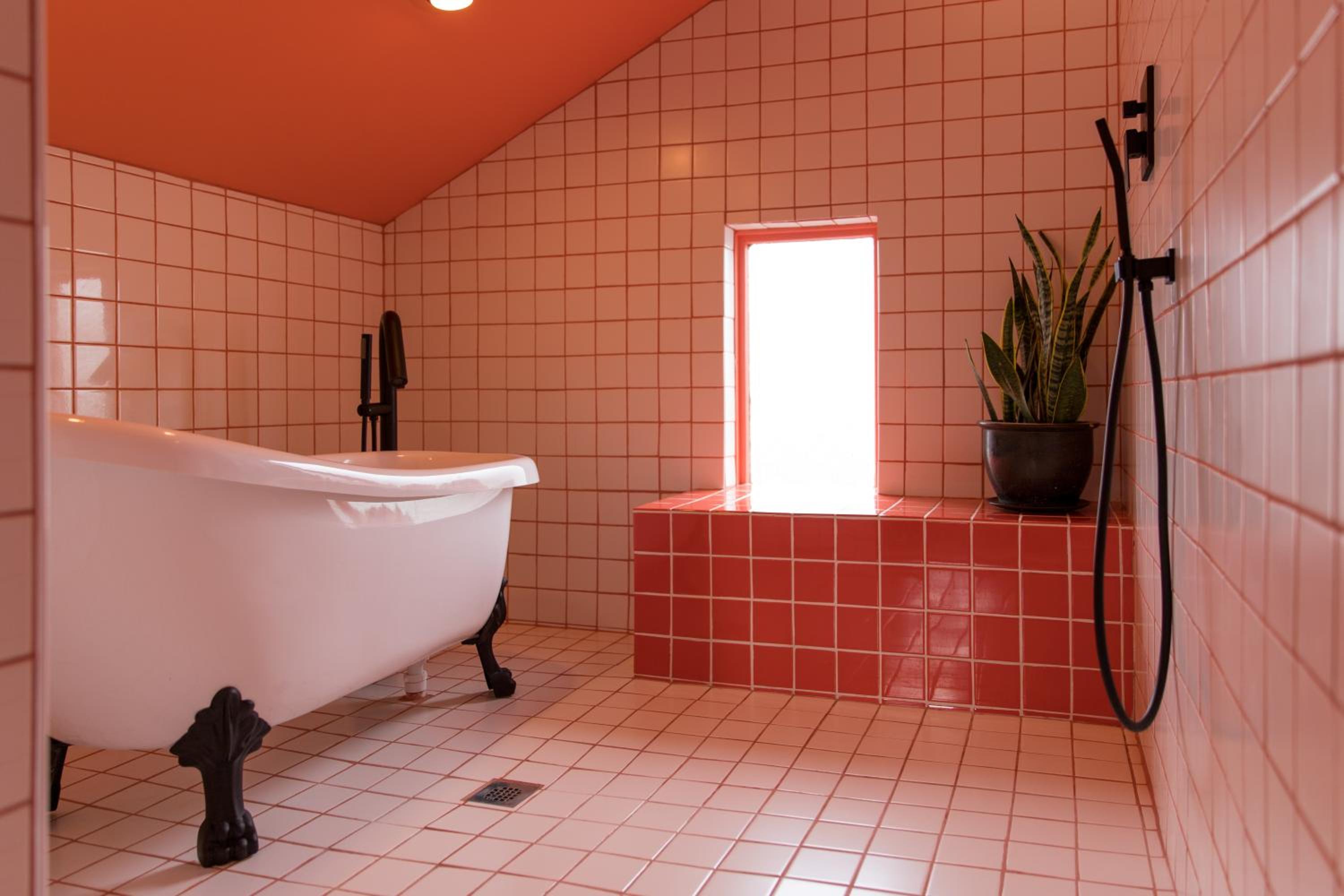 Deluxe Queen Room - Photo 5