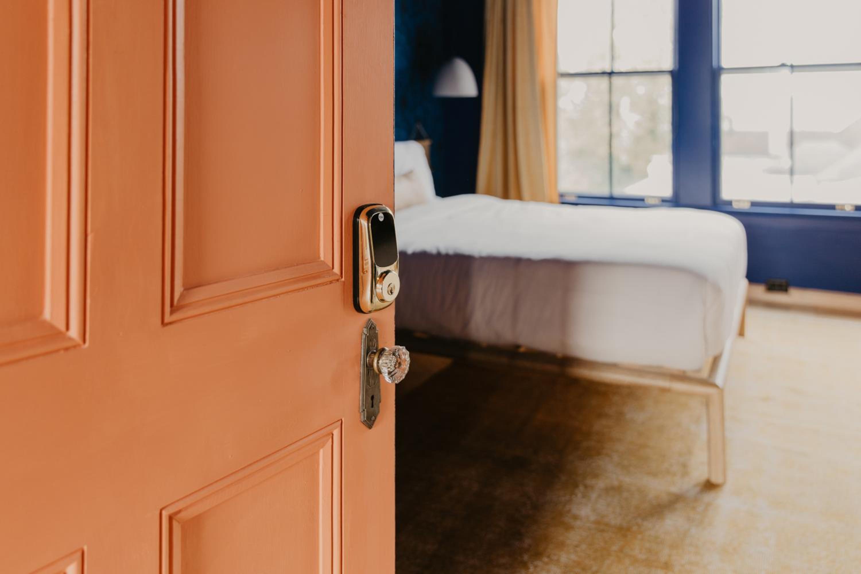 Deluxe Queen Room - Photo 10