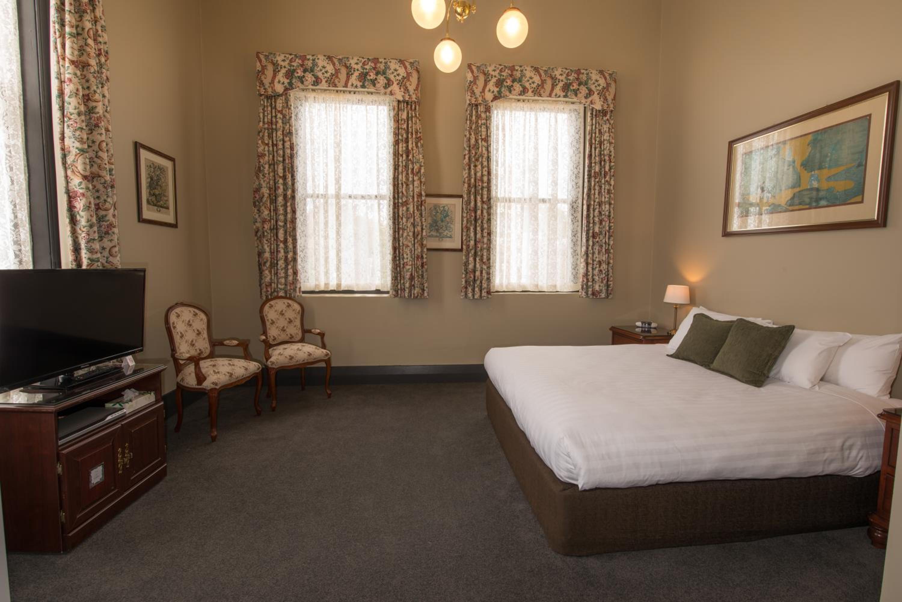 King Room with Spa Bath - Photo 3