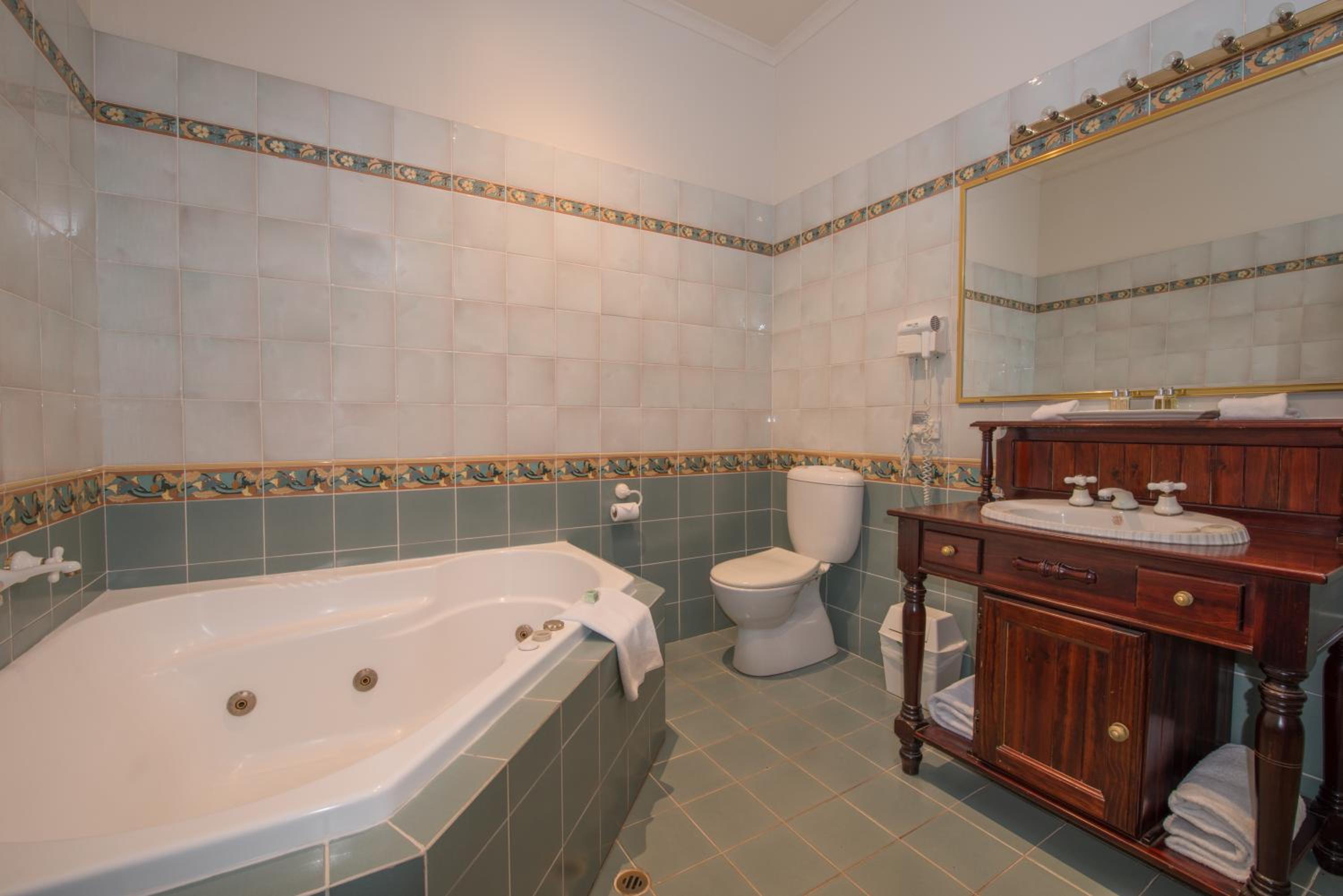 King Room with Spa Bath - Photo 5