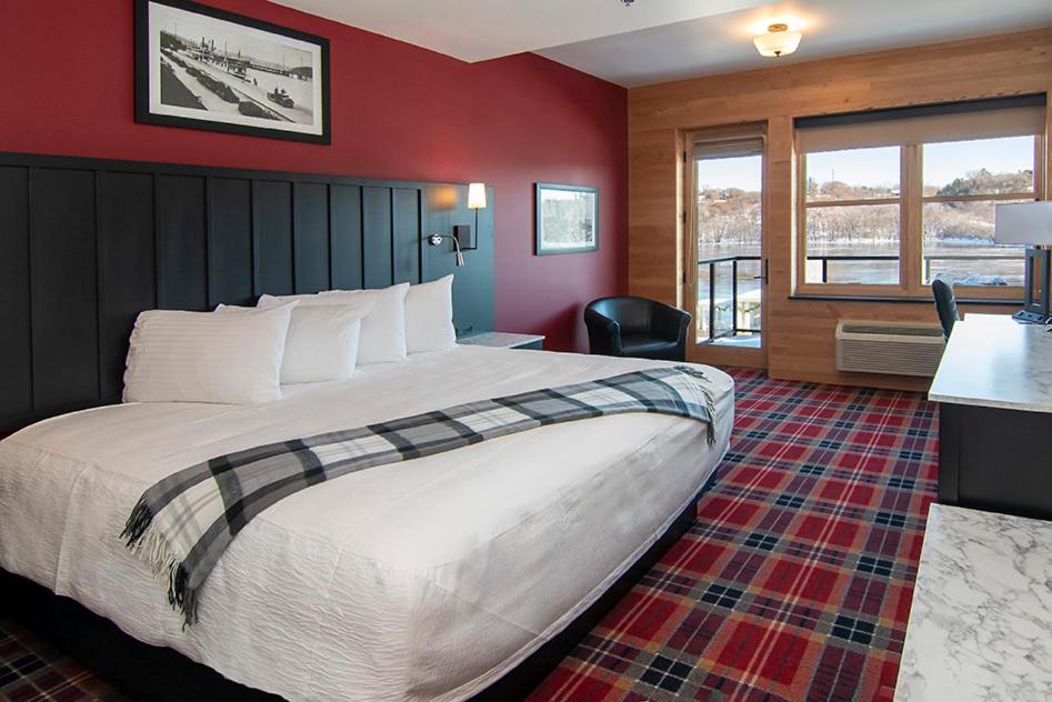 Suite with River View - Photo 1