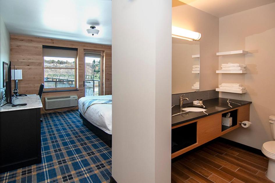 Suite with River View - Photo 3