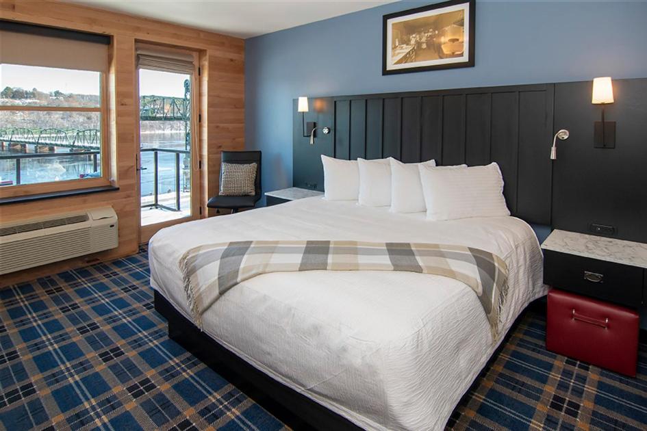 Suite with River View - Photo 2