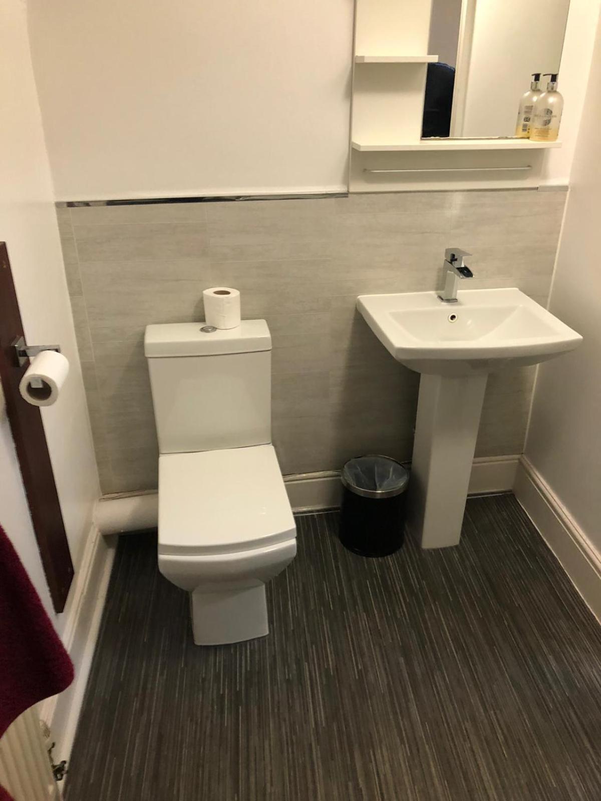 Twin Room with Private Bathroom photo 2