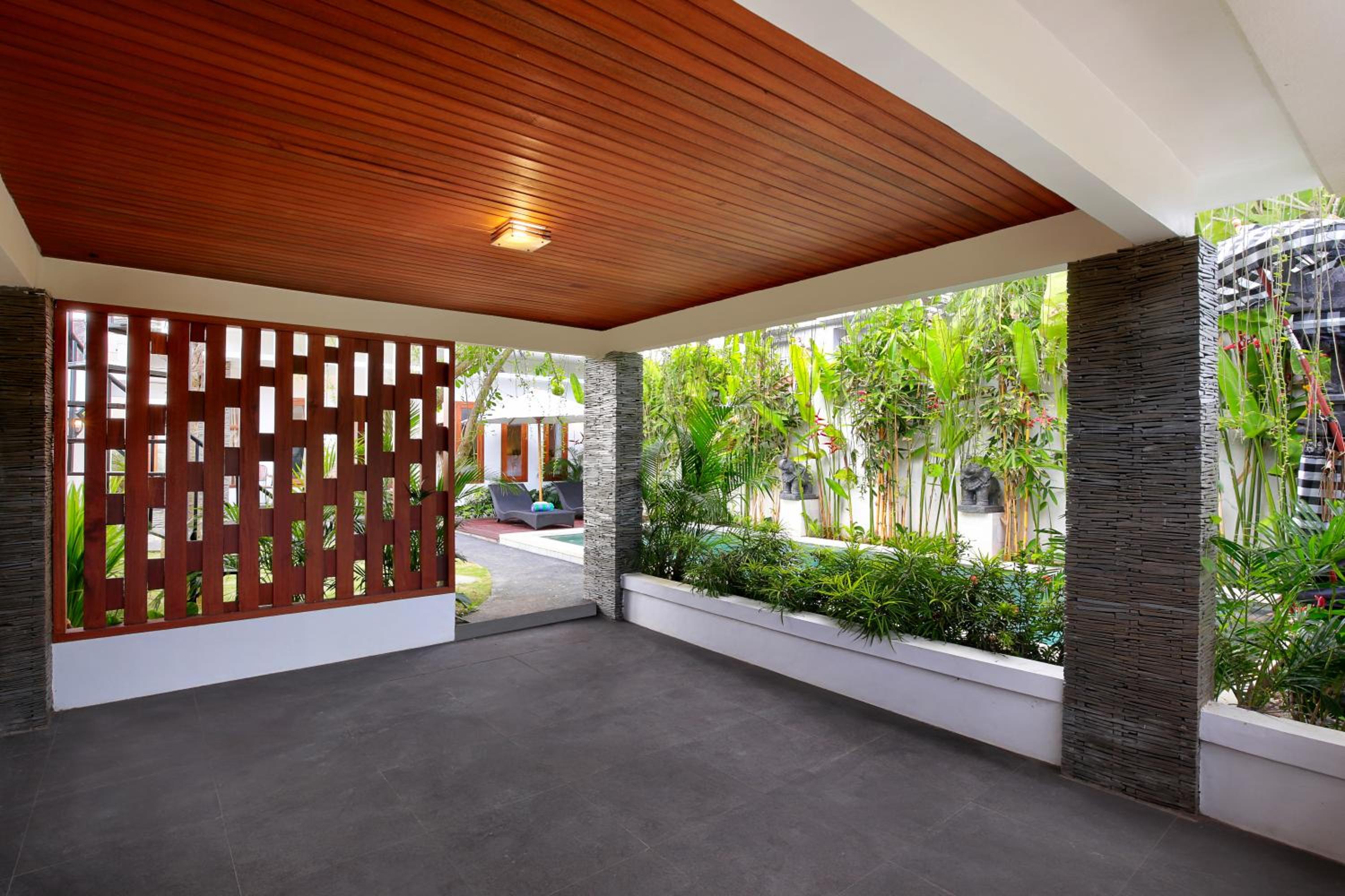 Villa with Private Pool - Photo 39