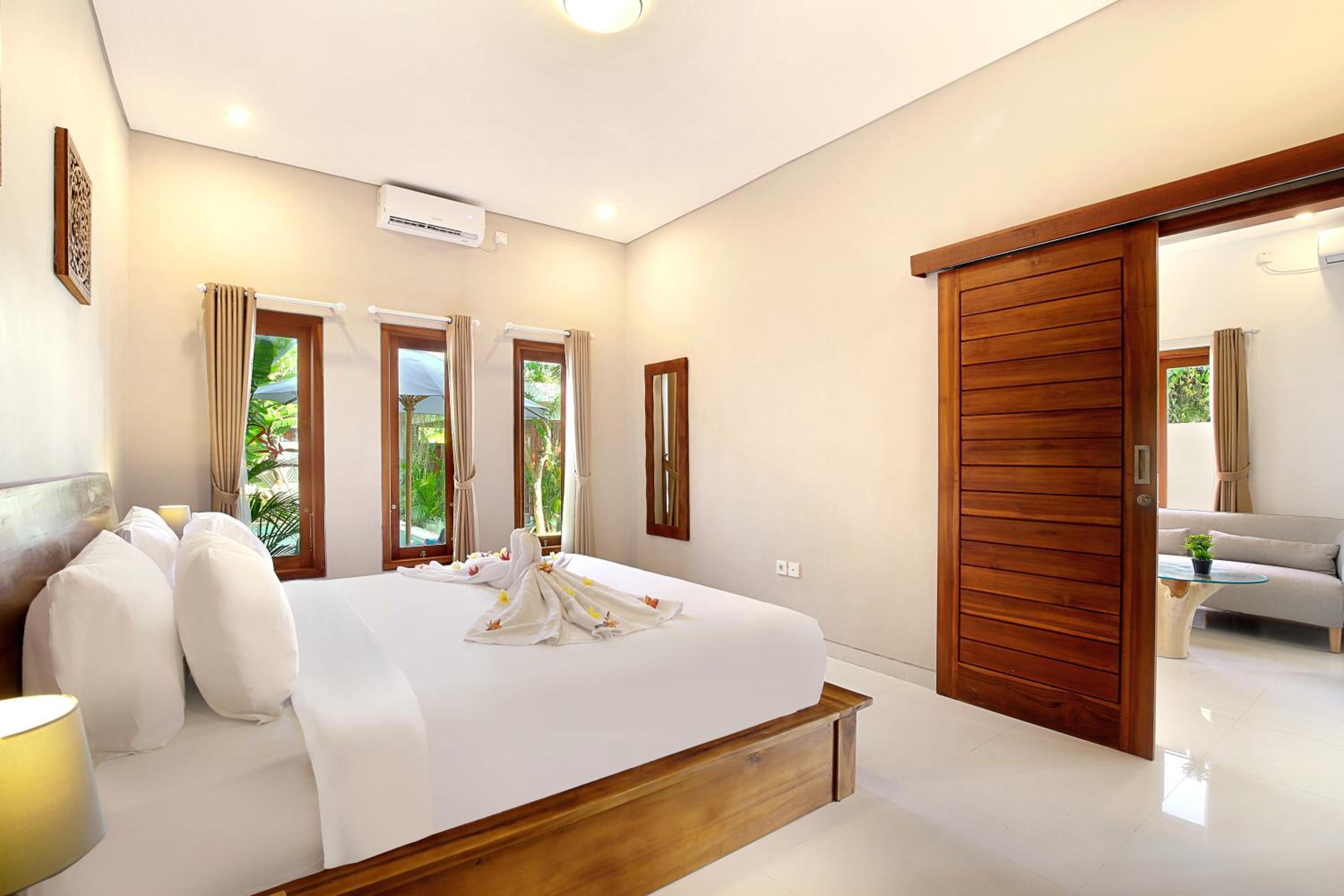 Villa with Private Pool - Photo 33