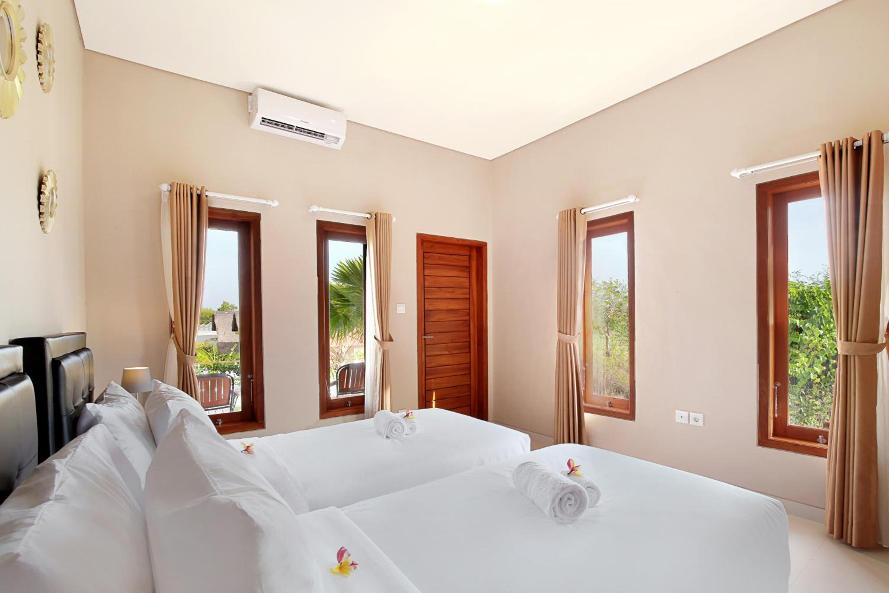 Villa with Private Pool - Photo 27