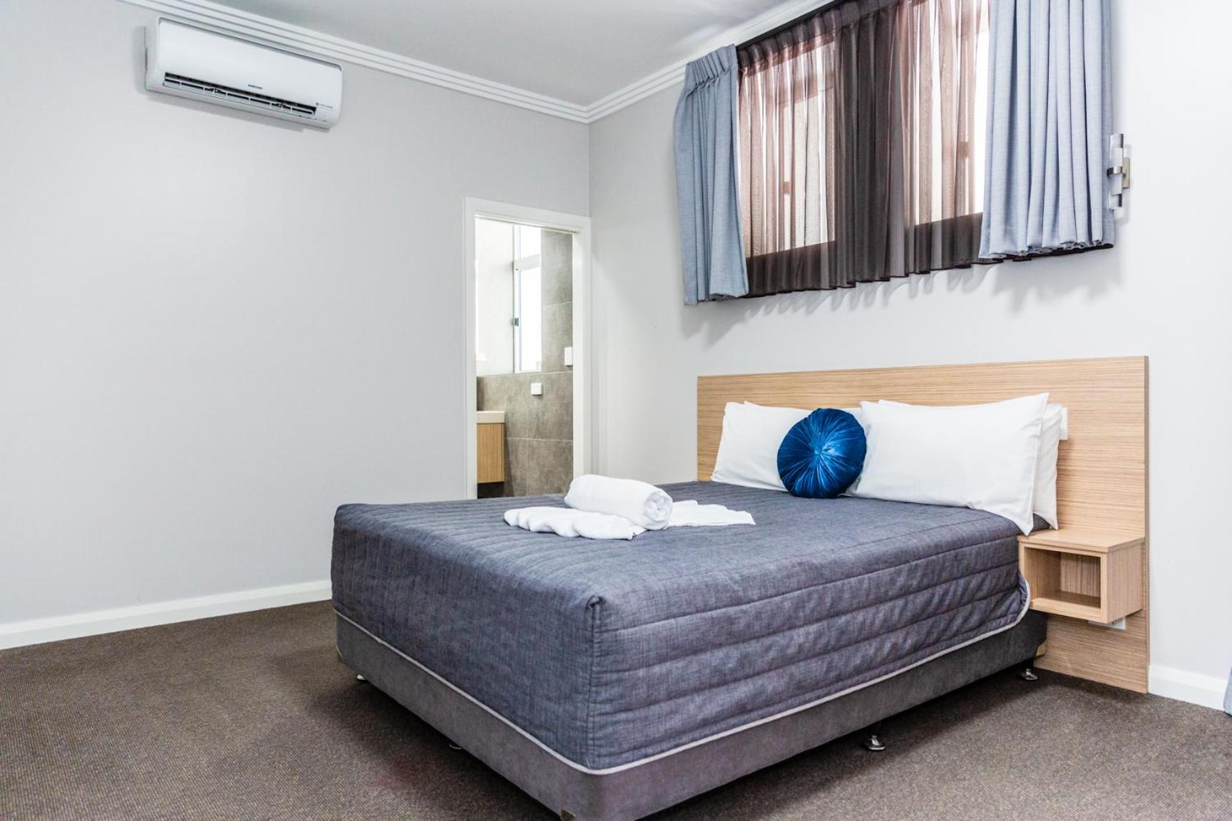 Queen Room with Private Bathroom photo 3