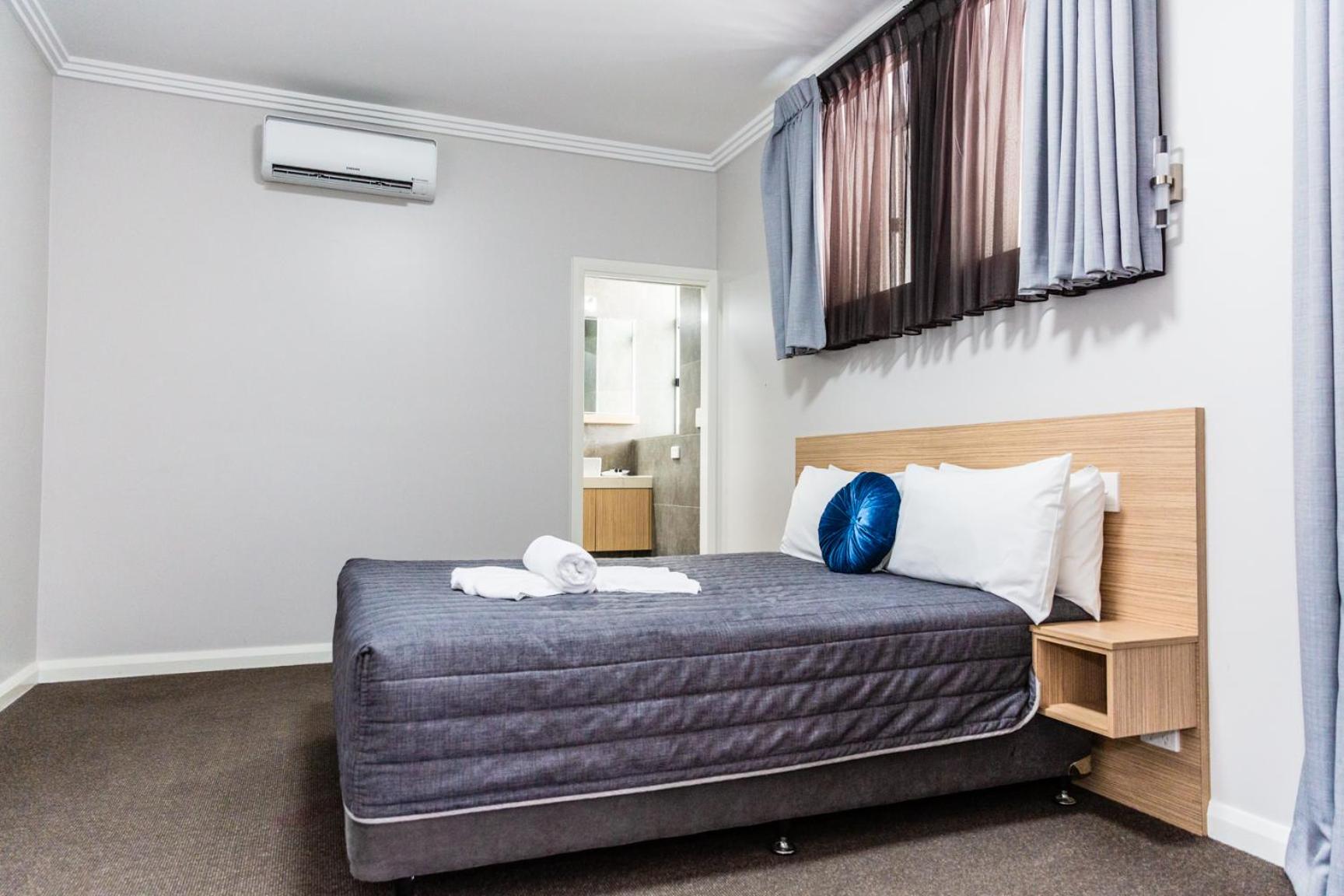 Queen Room with Private Bathroom photo 1