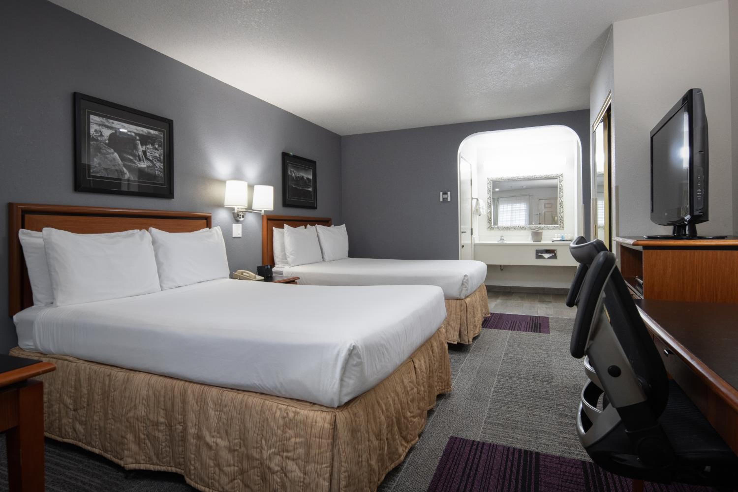 Queen Room with Two Queen Beds - Photo 3
