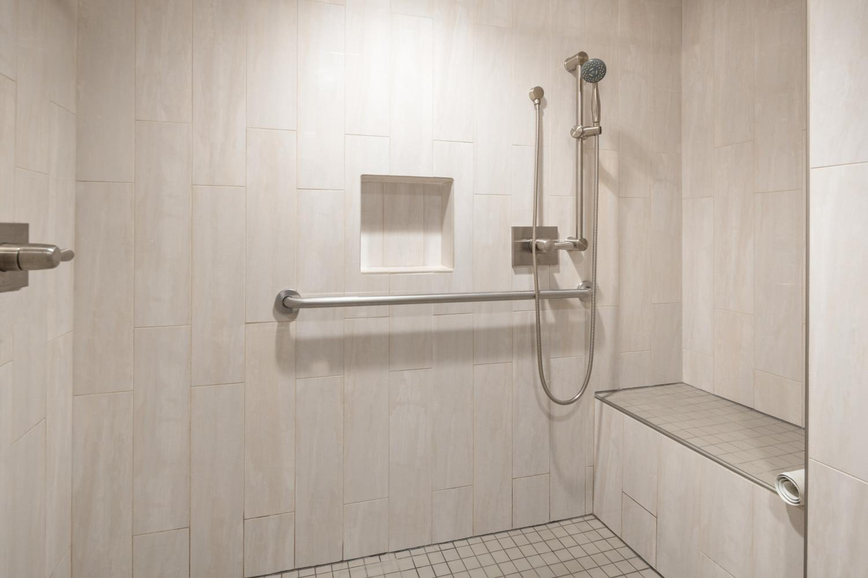 King Room with Roll-In Shower - Disability Access - Photo 2