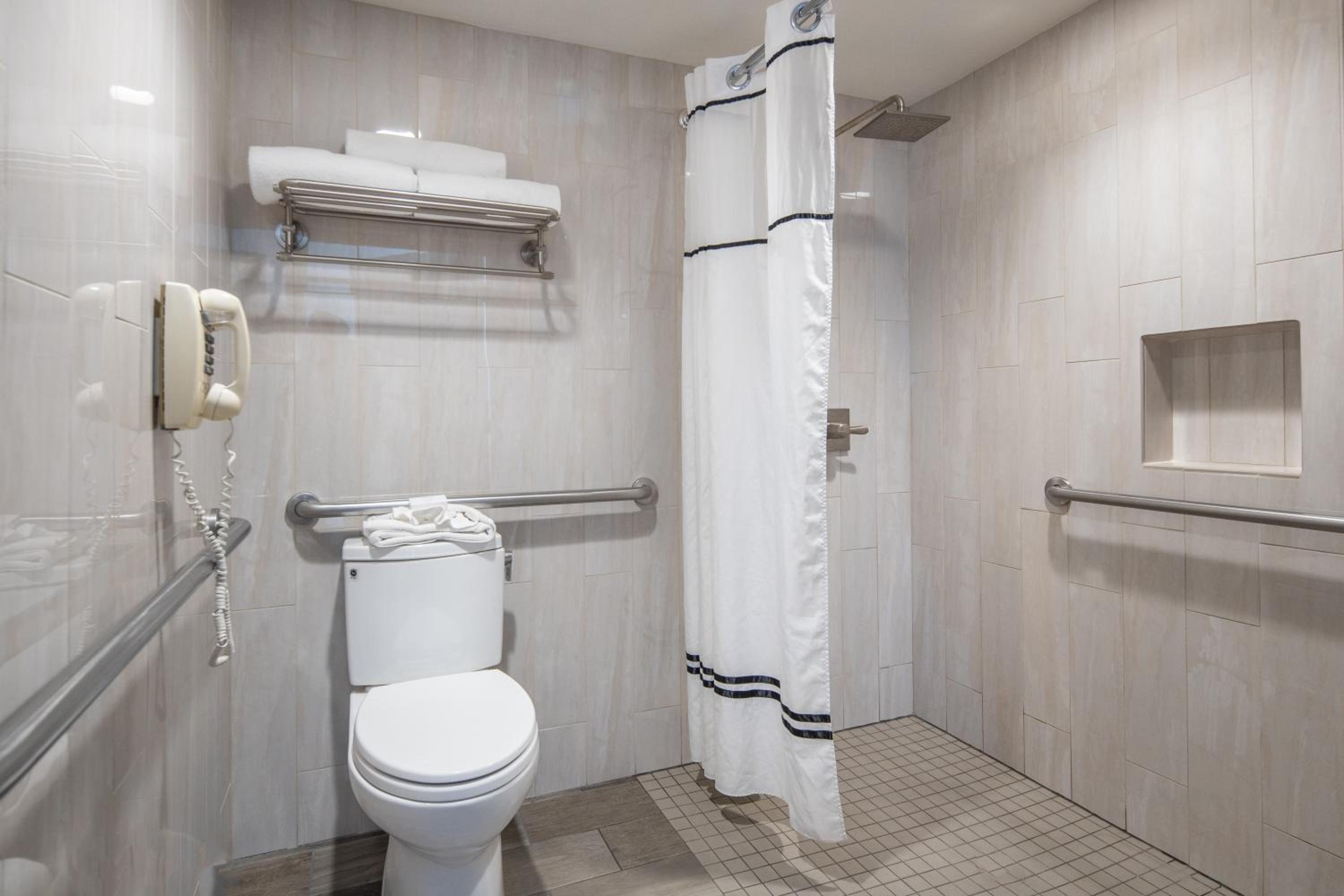 King Room with Roll-In Shower - Disability Access - Photo 4