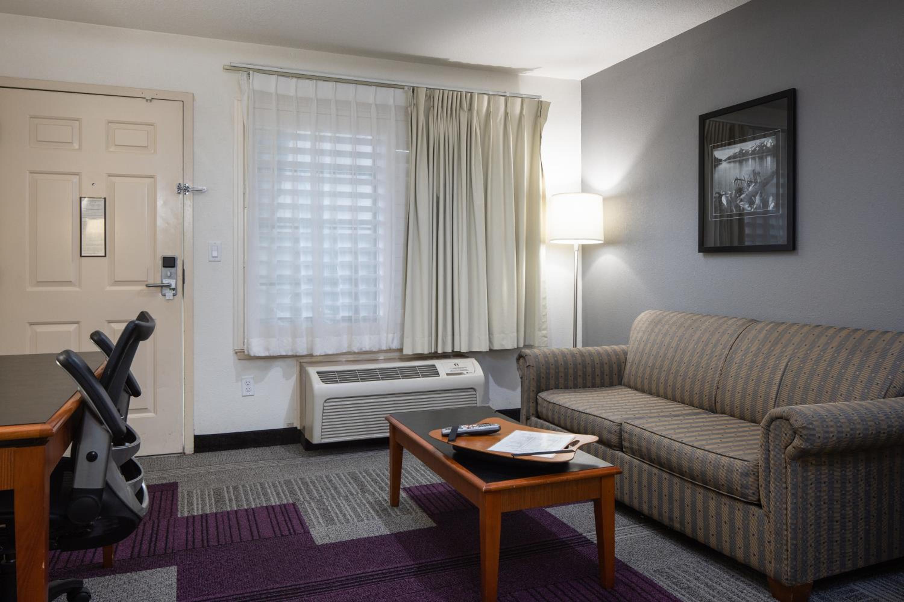 King Room with Sofa Bed - Photo 3