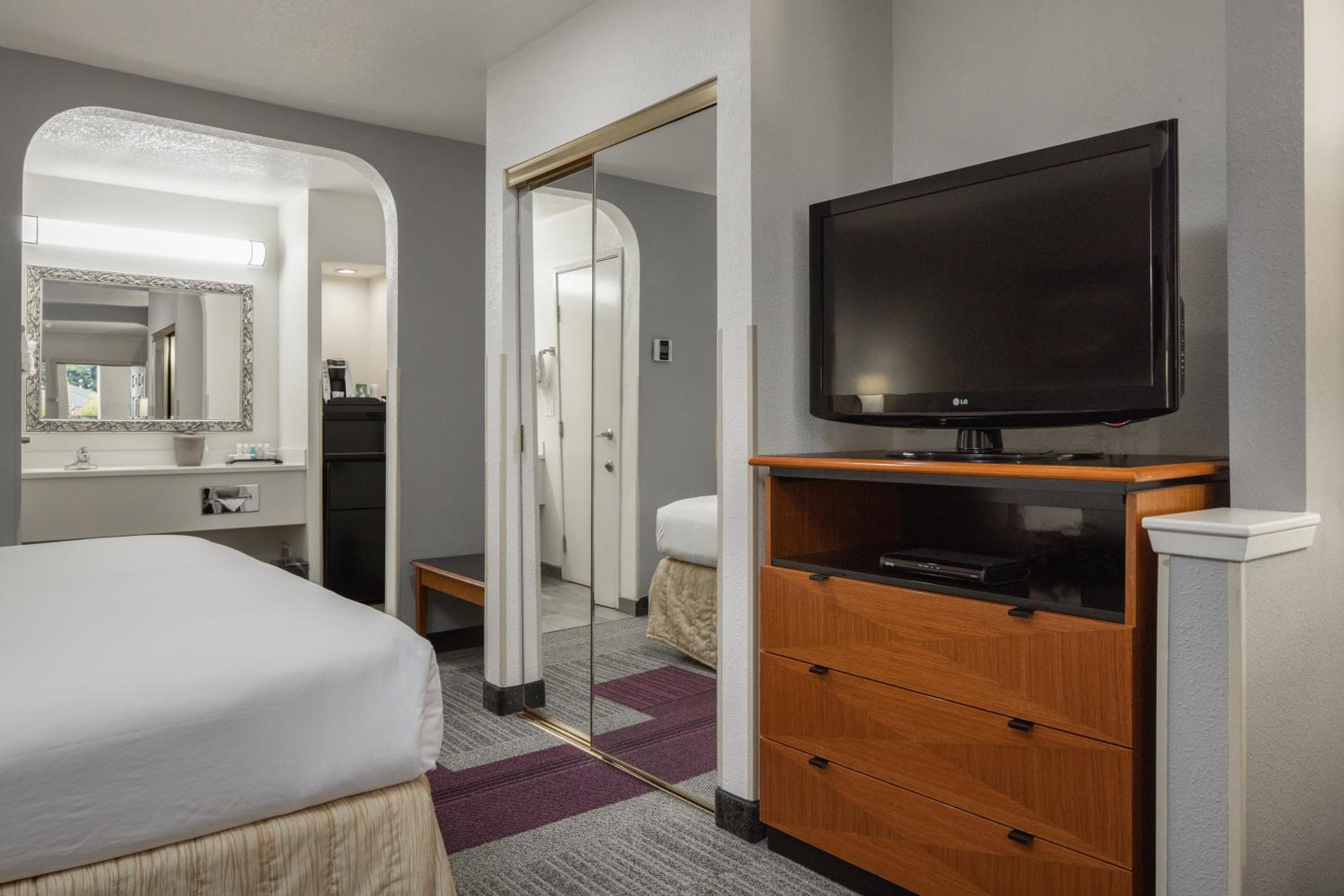 King Room with Sofa Bed - Photo 2
