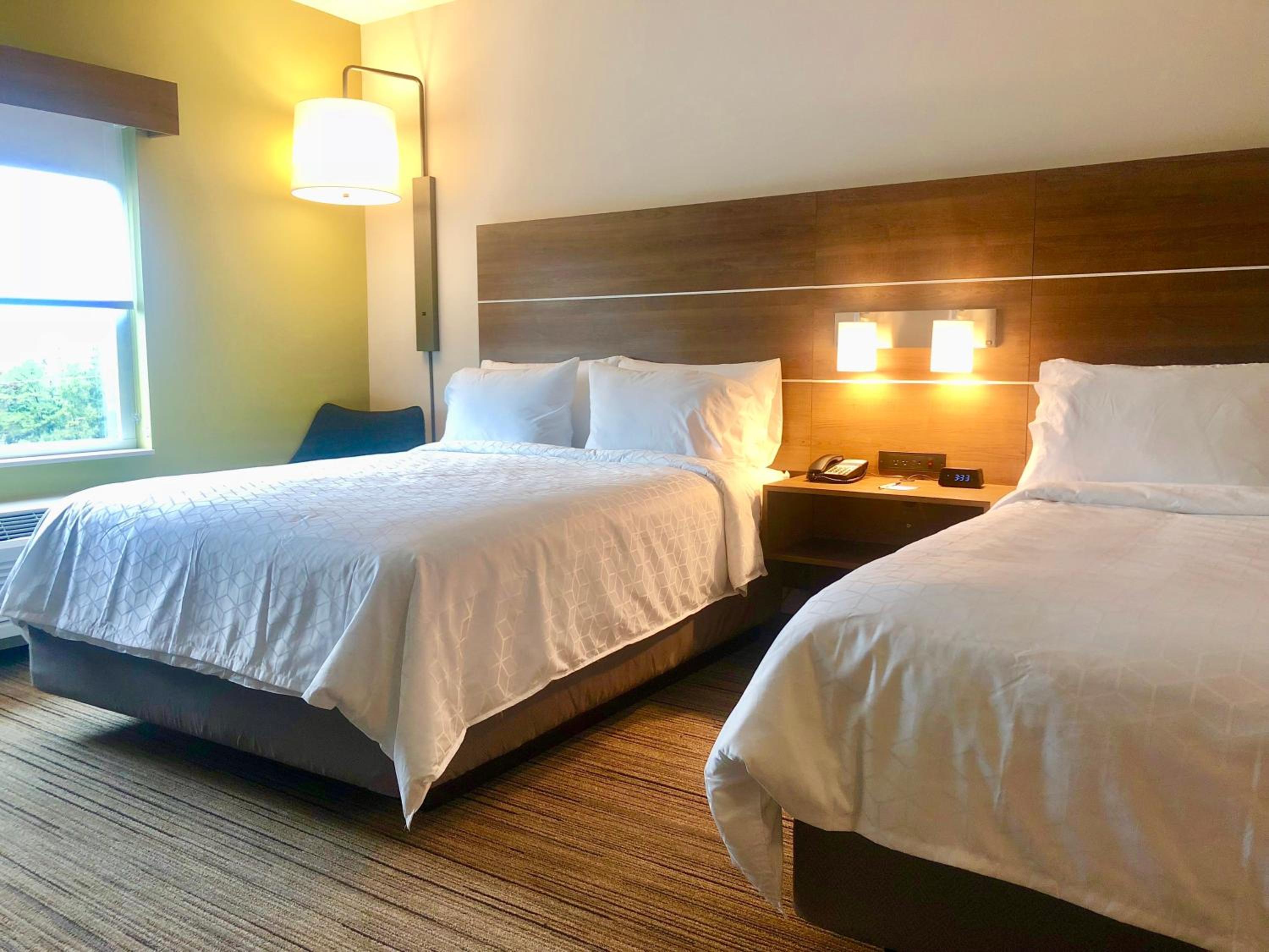 Standard Queen Room with Two Queen Beds - Communications Accessible photo 2