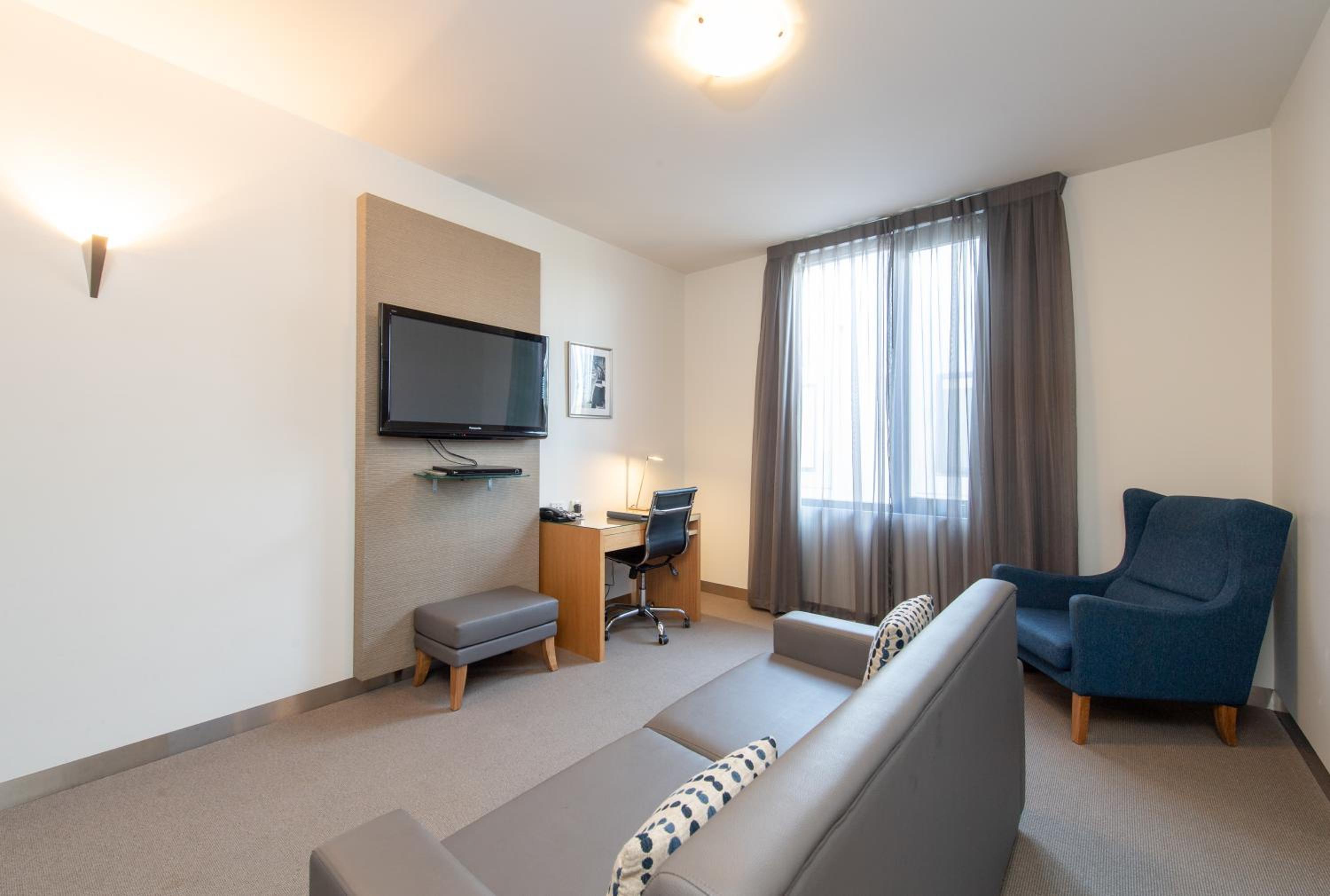 One-Bedroom Suite thumbnail 5