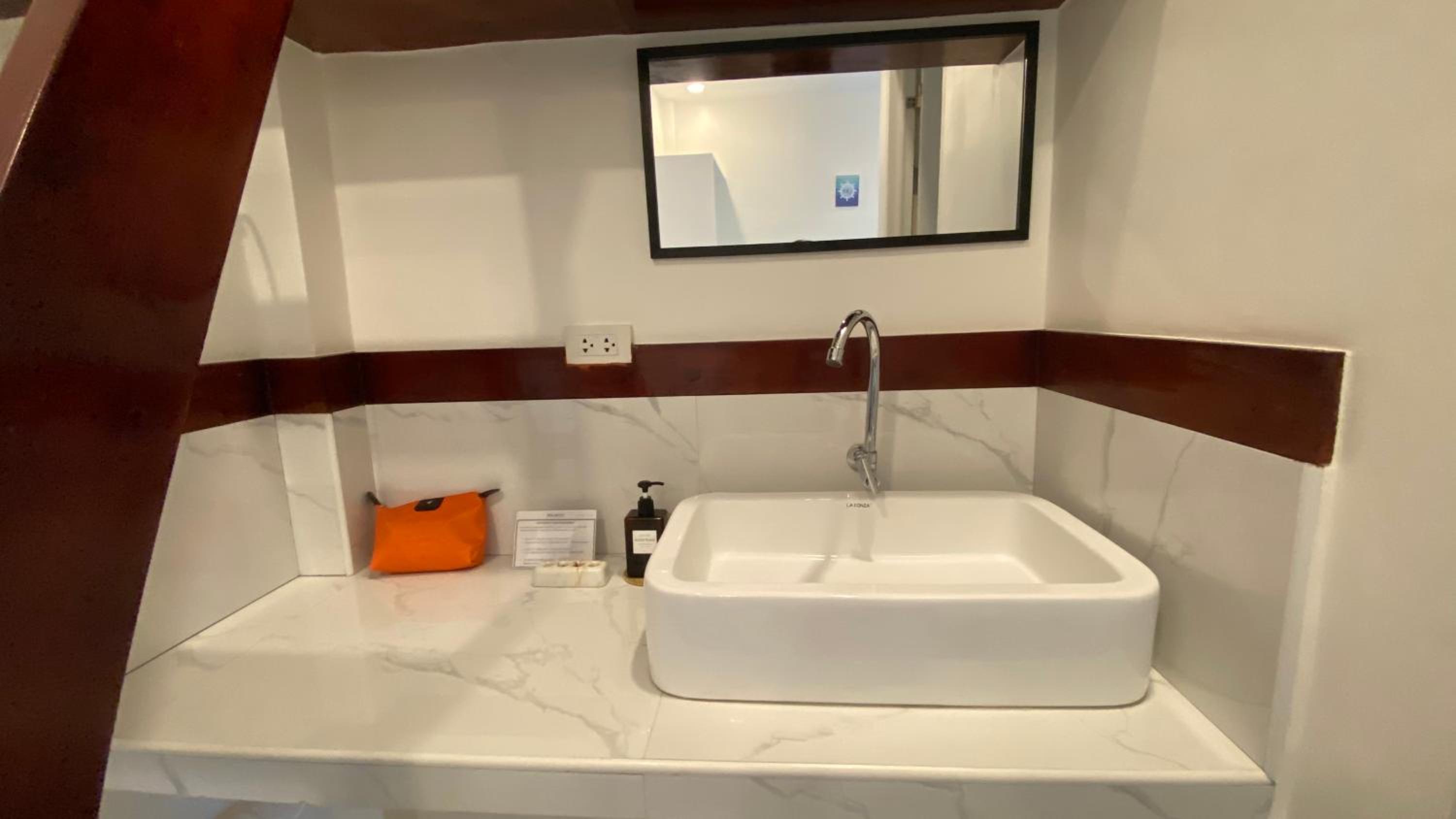 Deluxe Queen Suite - Photo 14