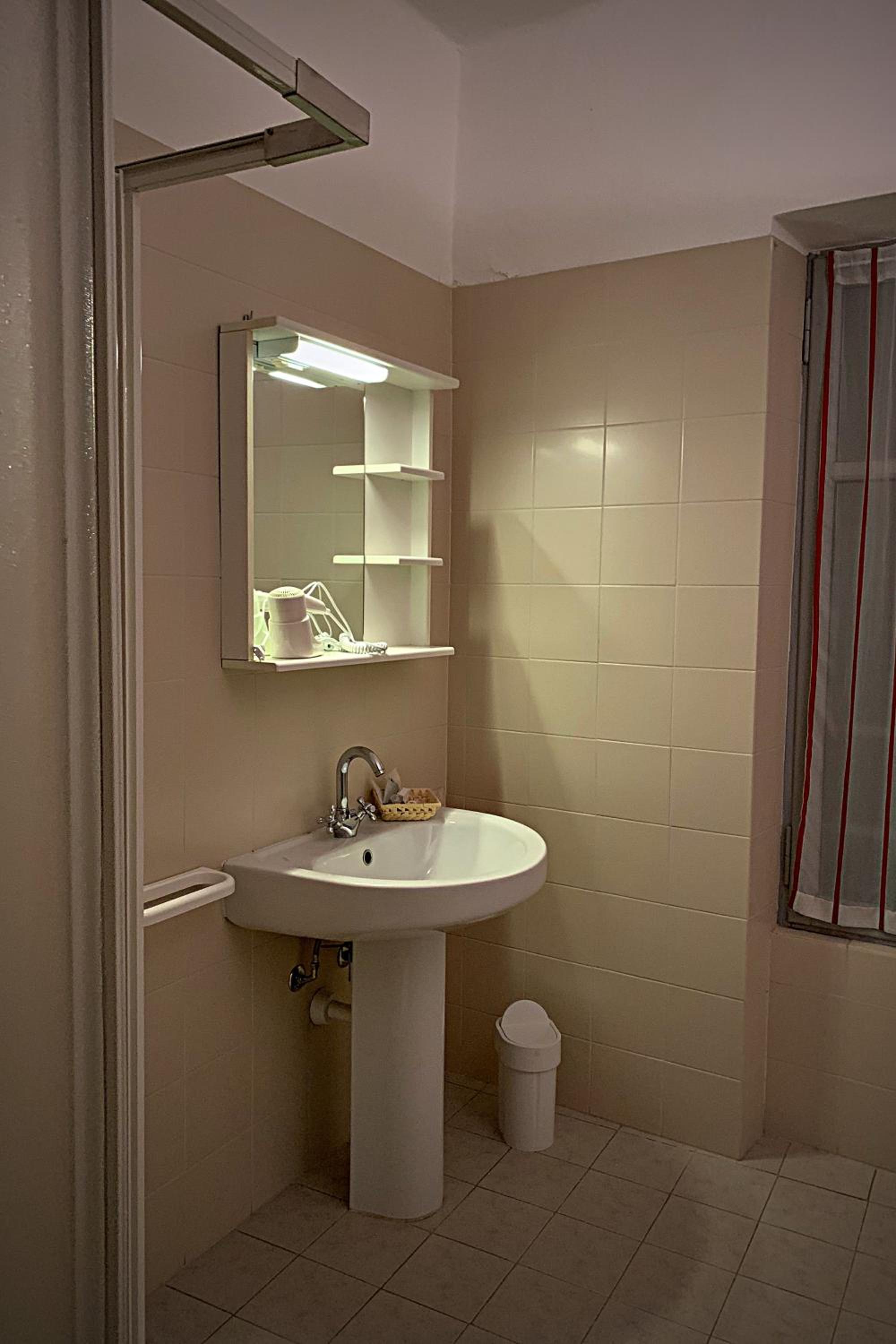 Twin Room - Photo 4