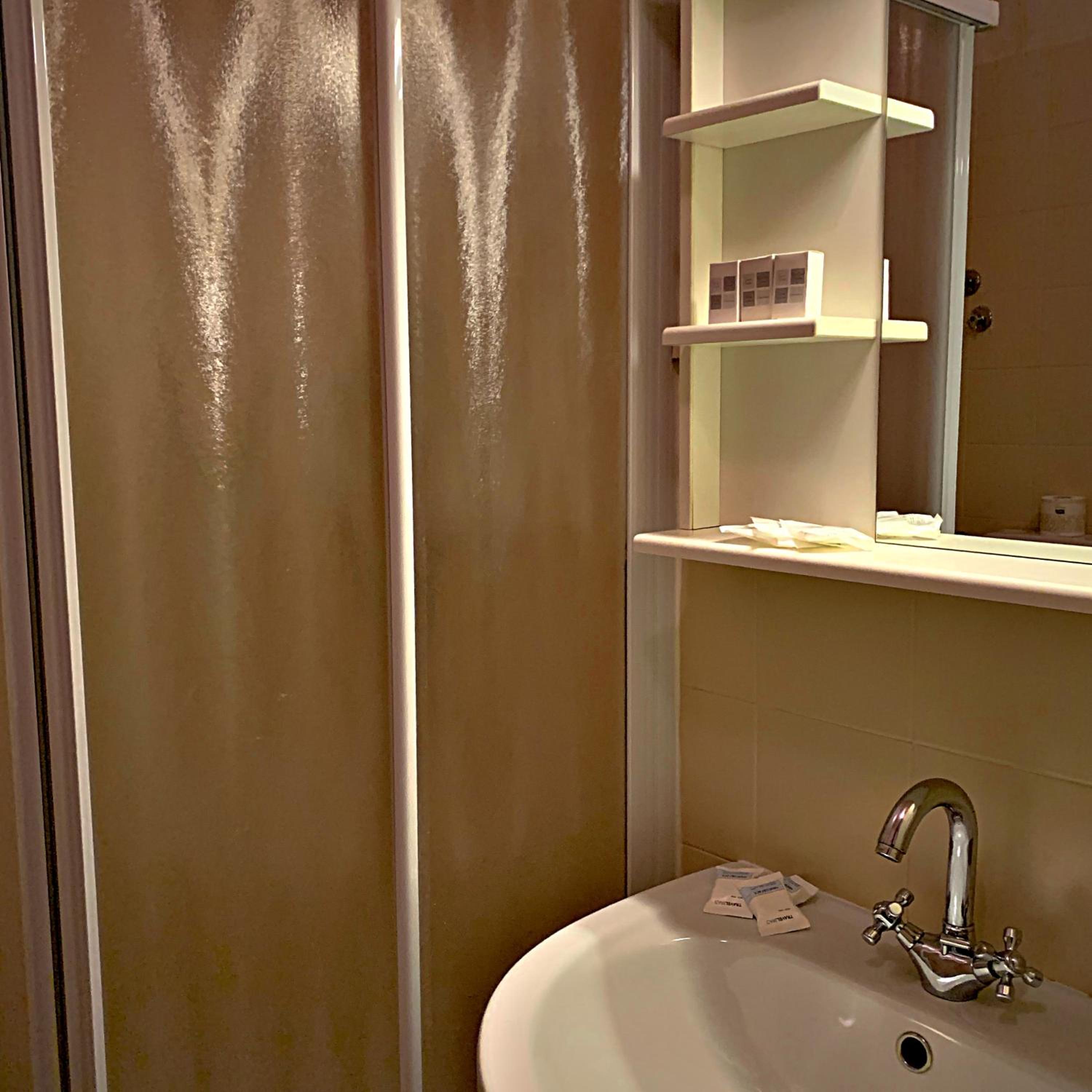Twin Room - Photo 5
