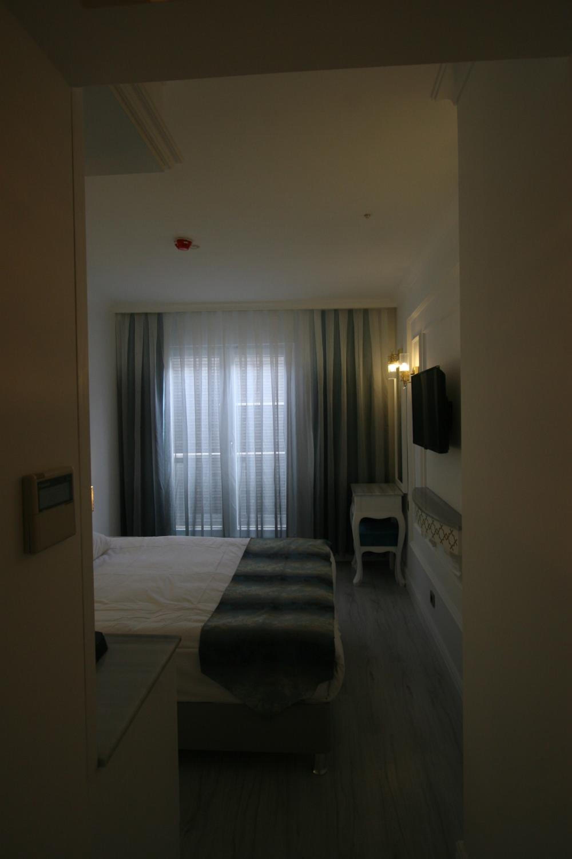 Basement Small Double Room with Window photo 2