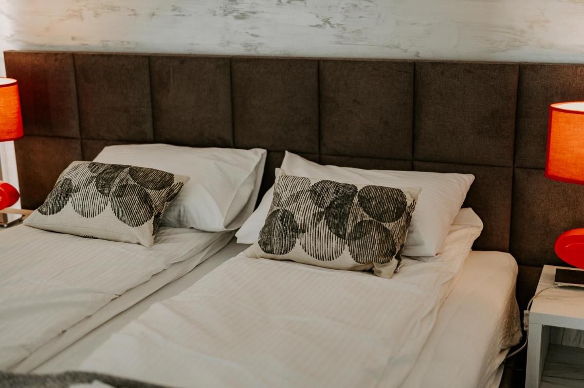 Quadruple Room with Bathroom - Photo 11