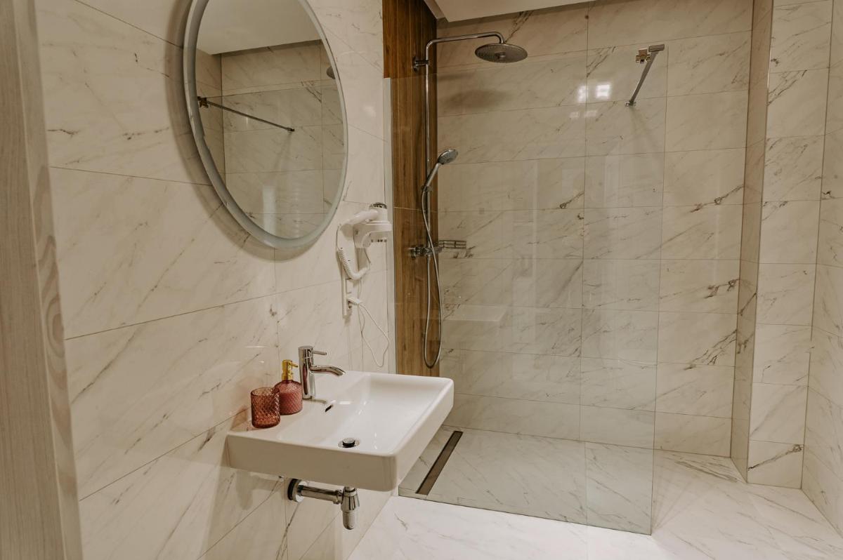 Quadruple Room with Bathroom - Photo 13