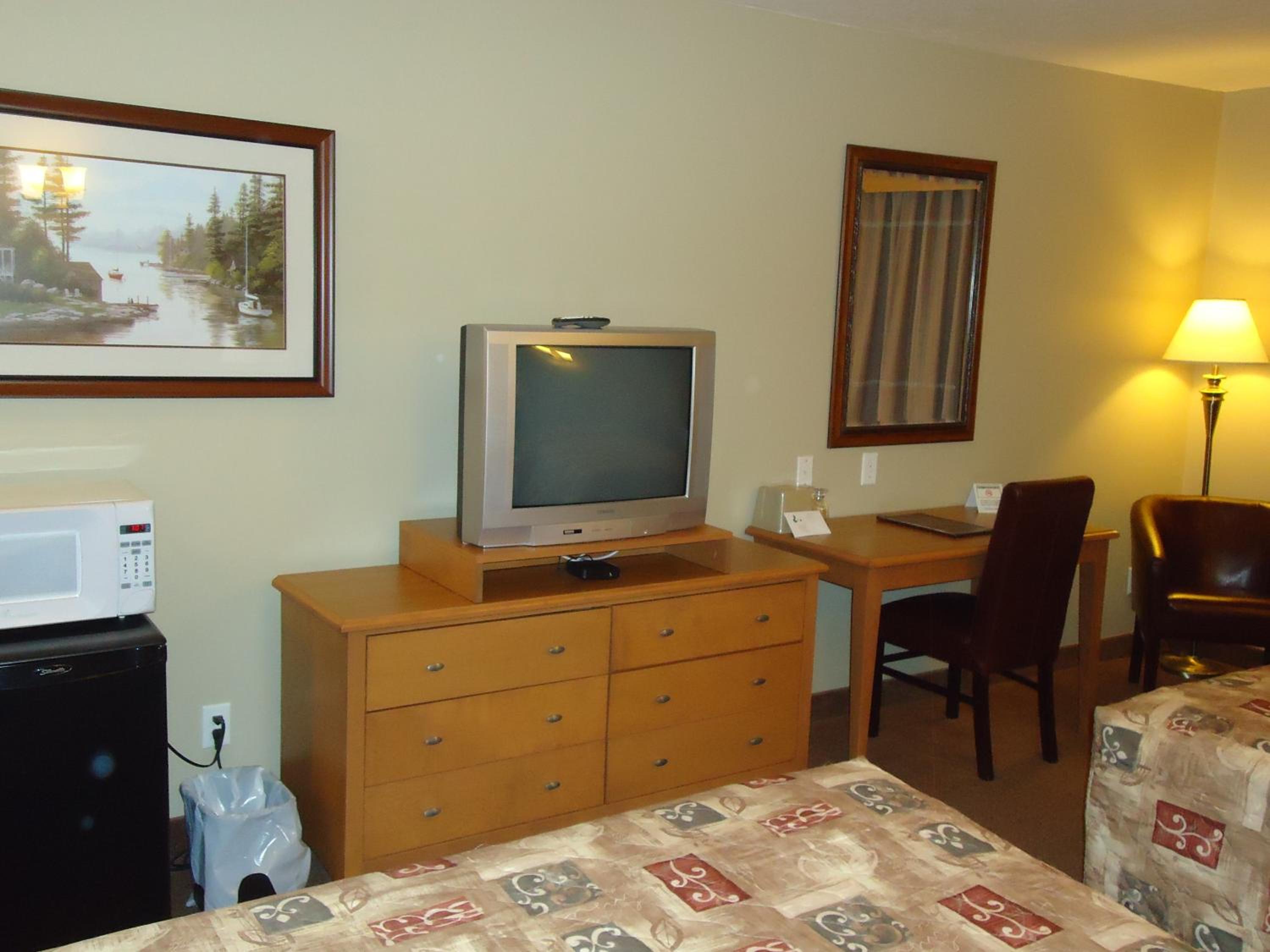 Queen Room with Two Queen Beds photo 3