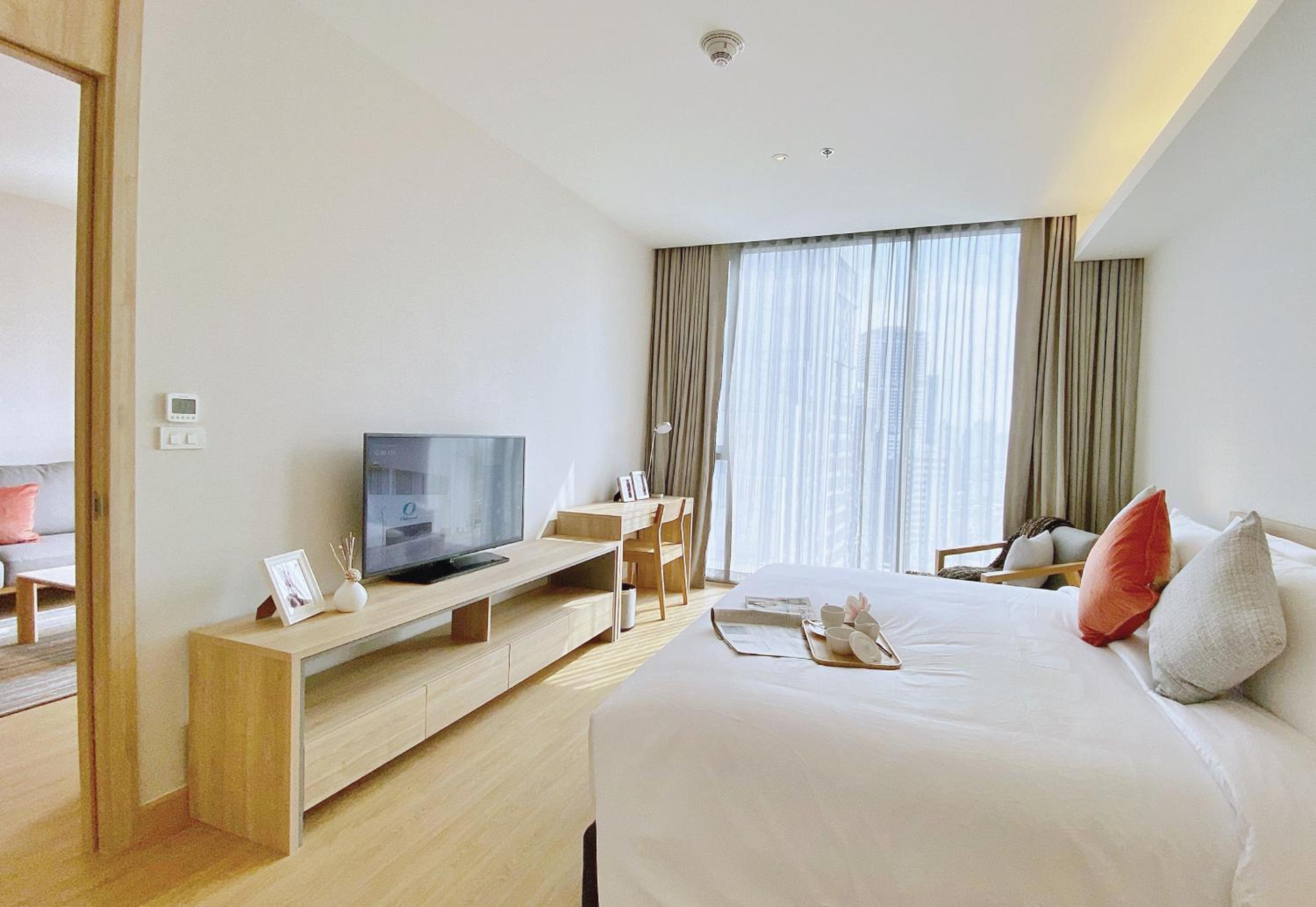 Deluxe One-Bedroom Apartment thumbnail 5