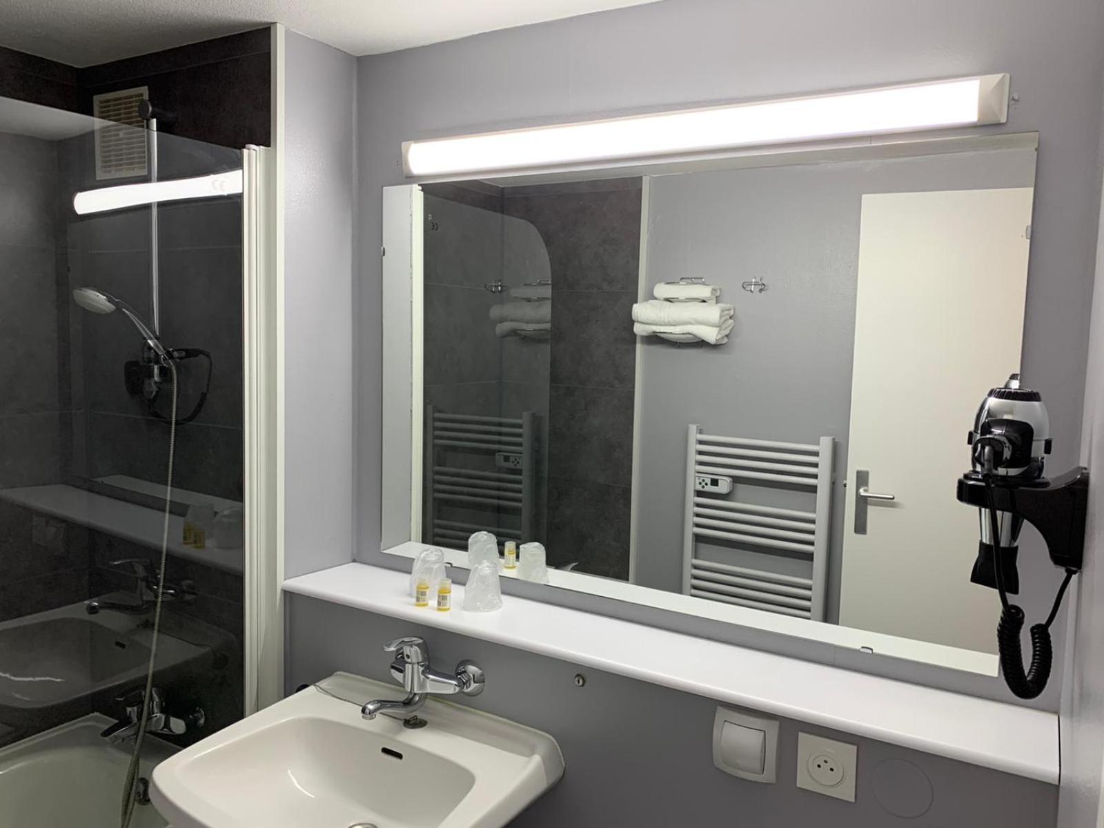 Double Room with One Double Bed - Photo 23