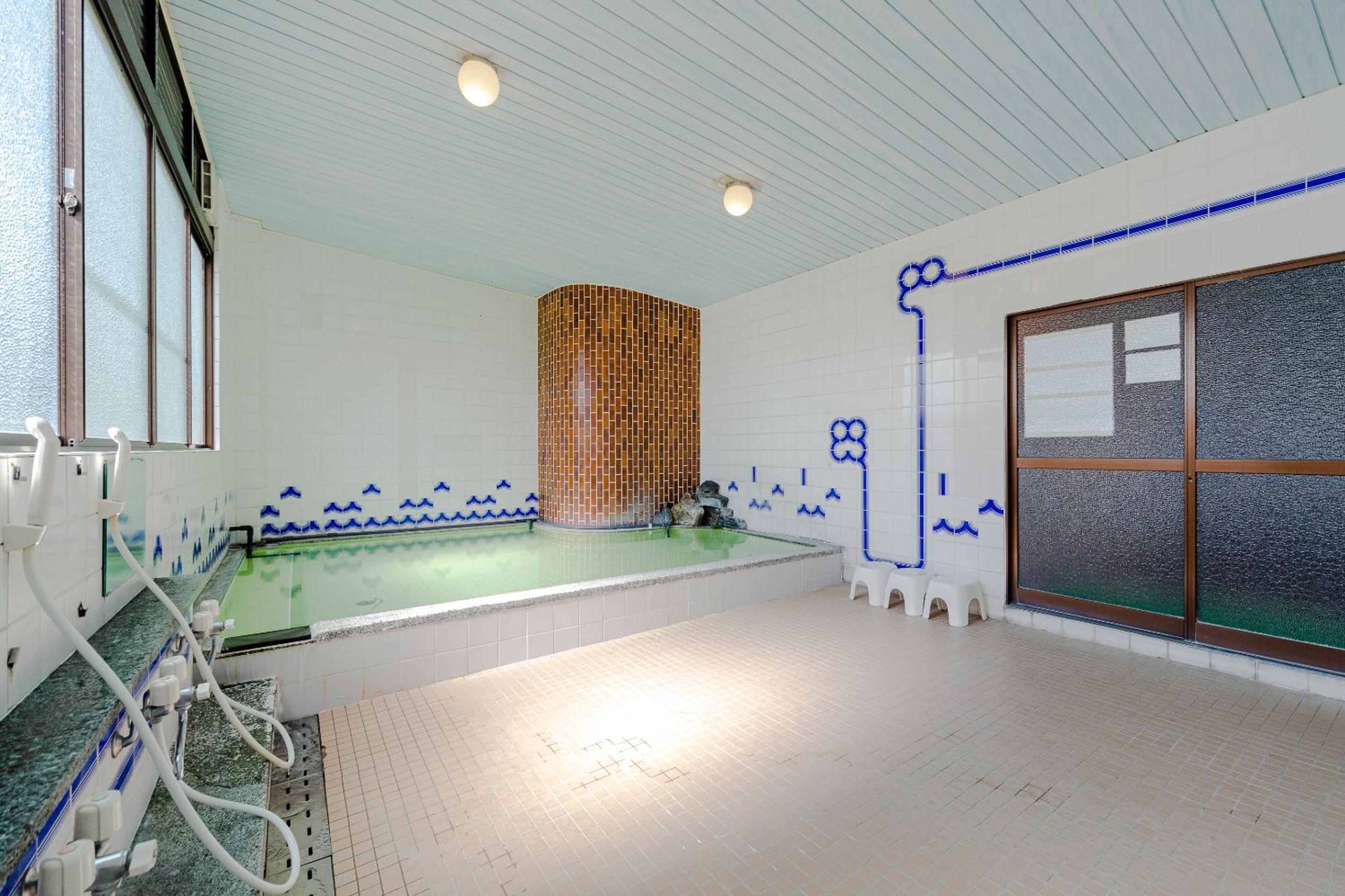 Twin Room with Shared Bathroom - Non-Smoking - Photo 10
