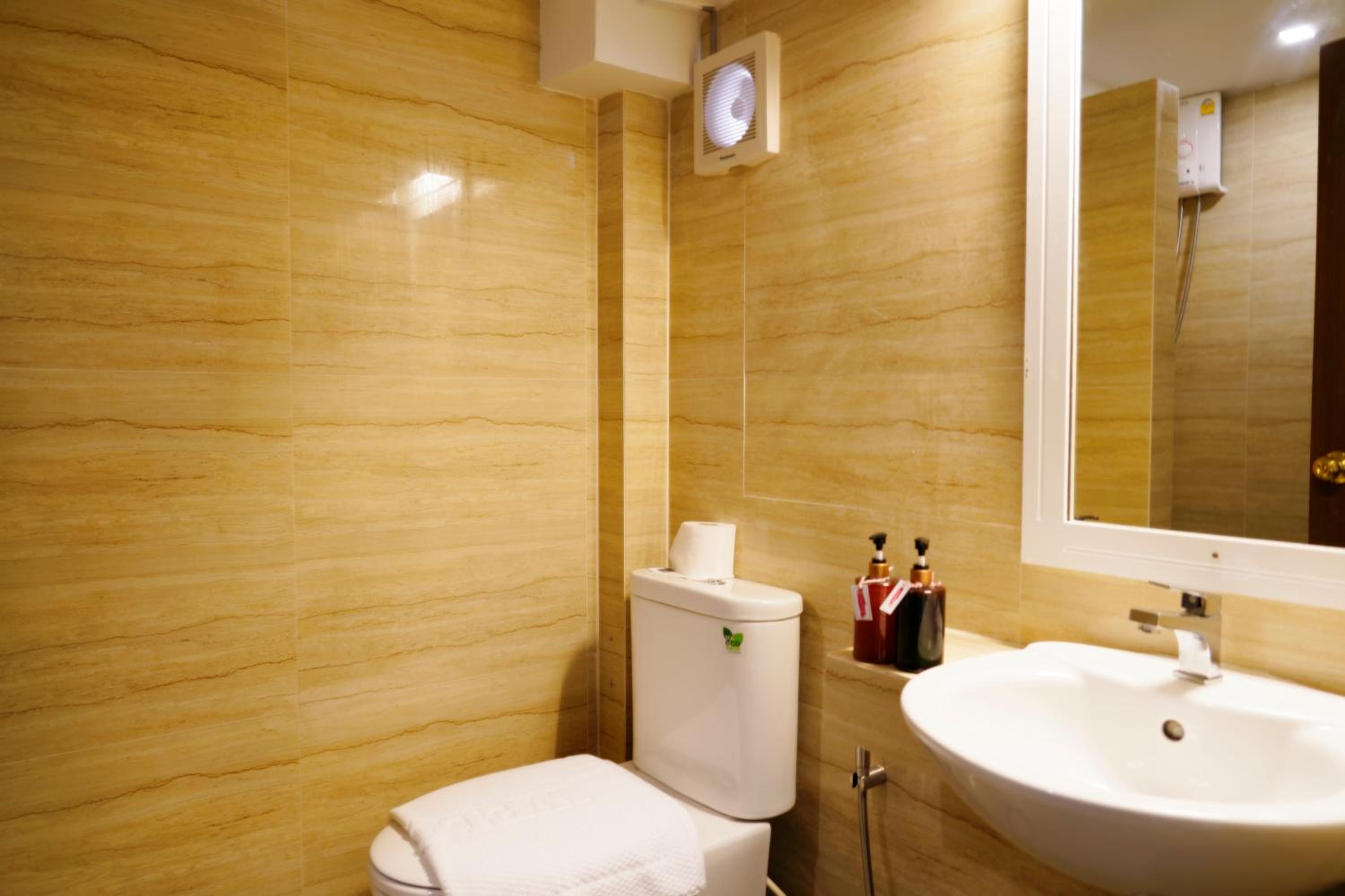 Deluxe Triple Room with Window photo 2