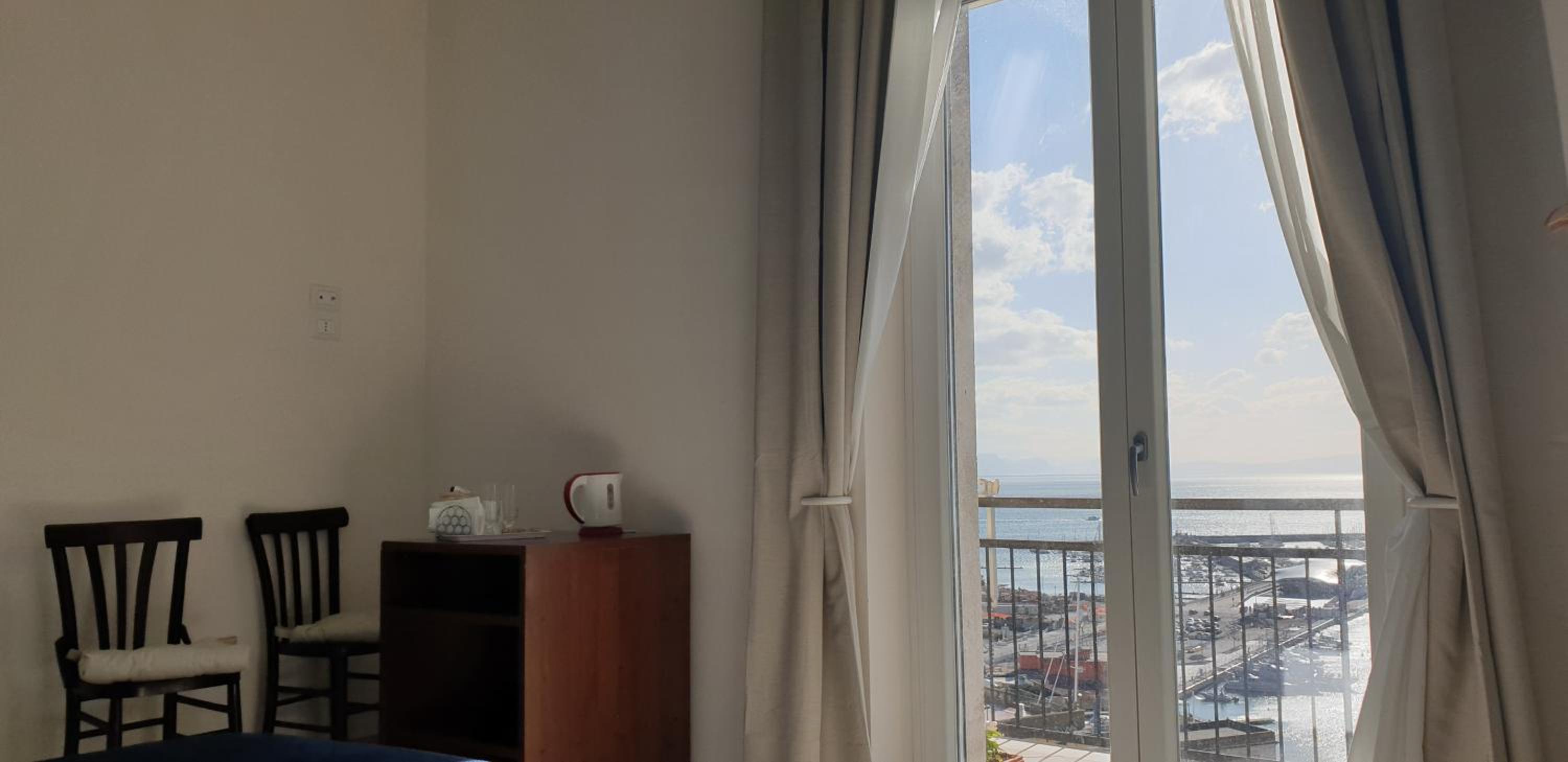 Deluxe Double Room with Balcony - Photo 5