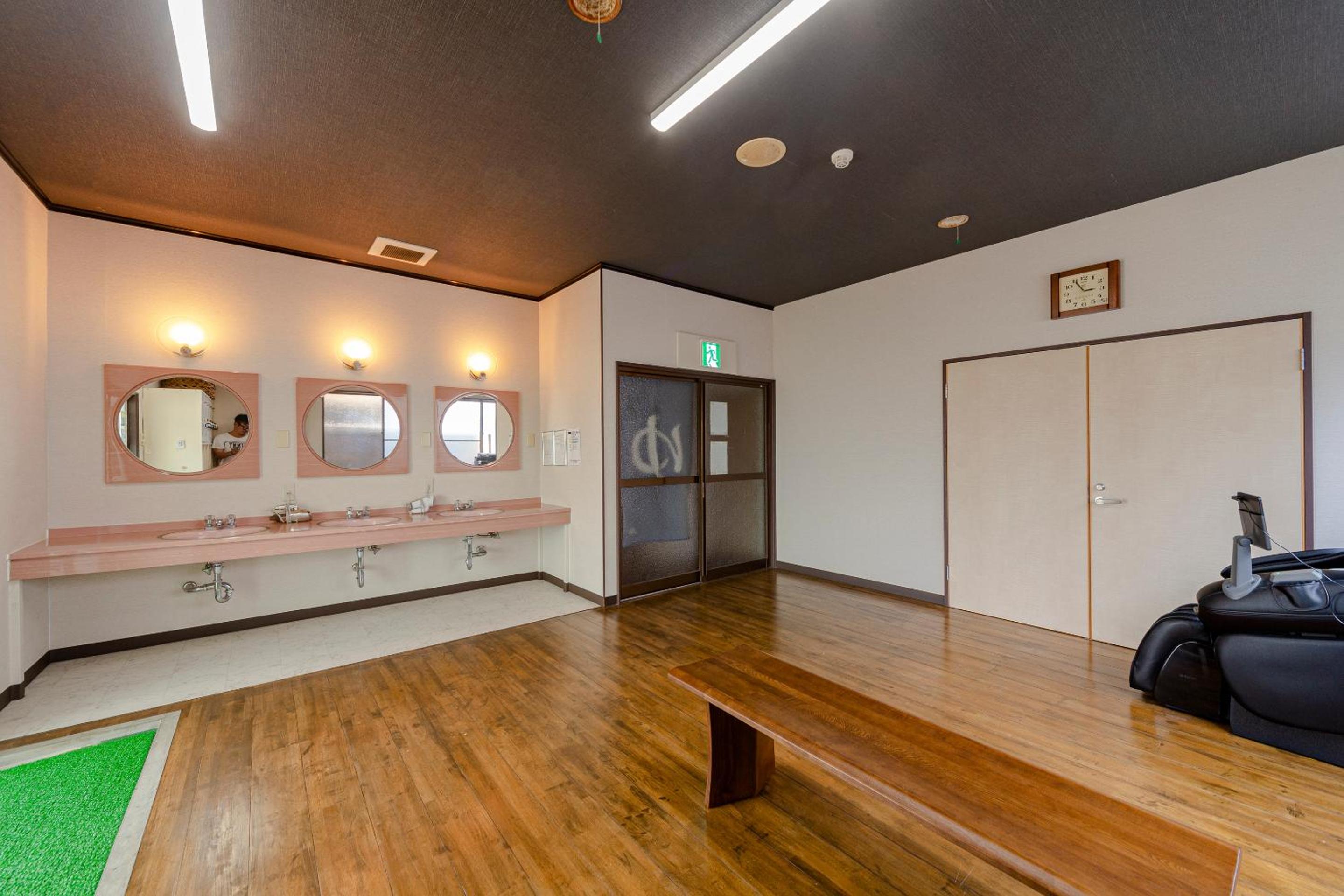 Twin Room with Shared Bathroom - Non-Smoking - Photo 2