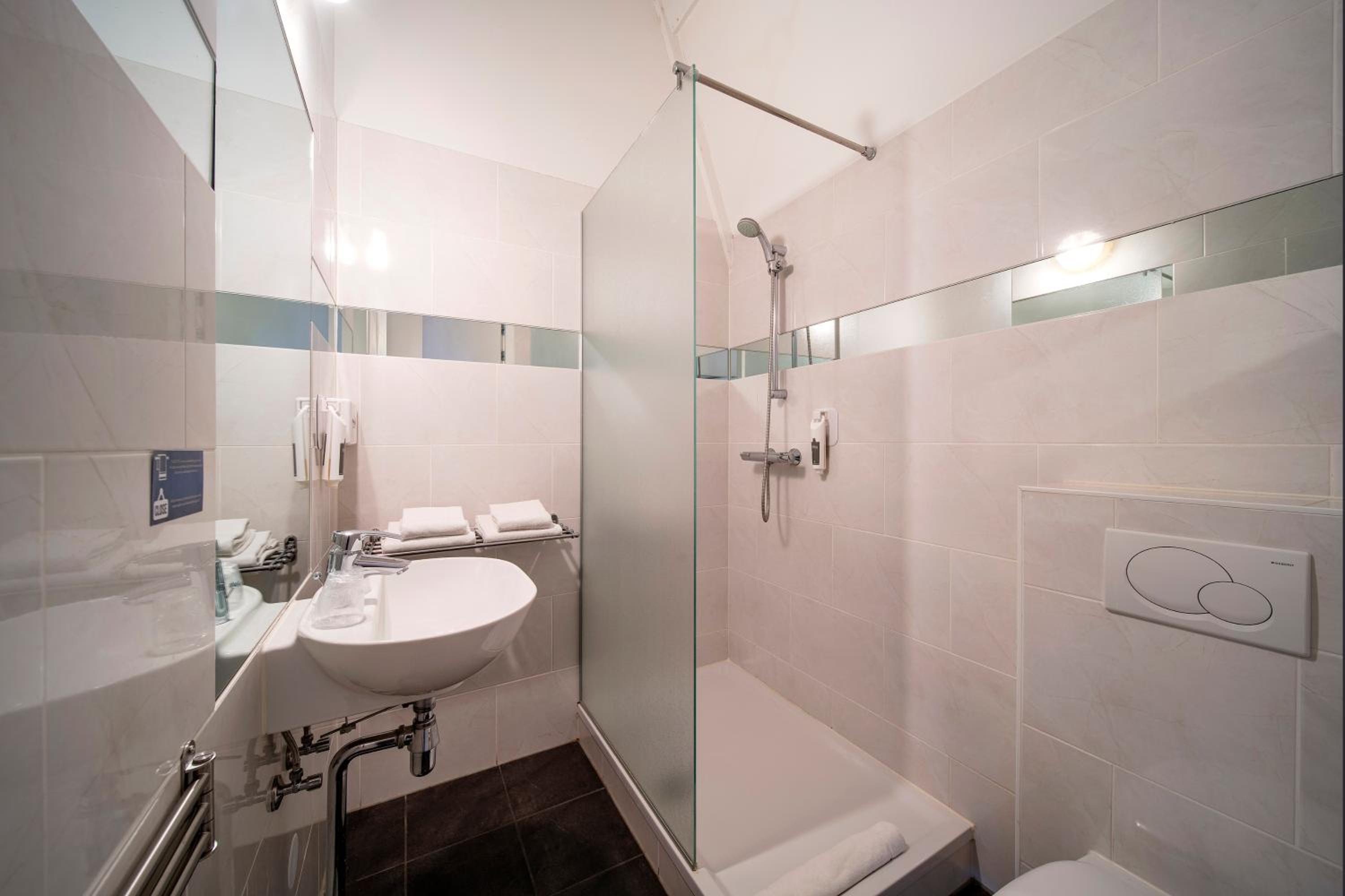 Double or Twin Room with View - Photo 4